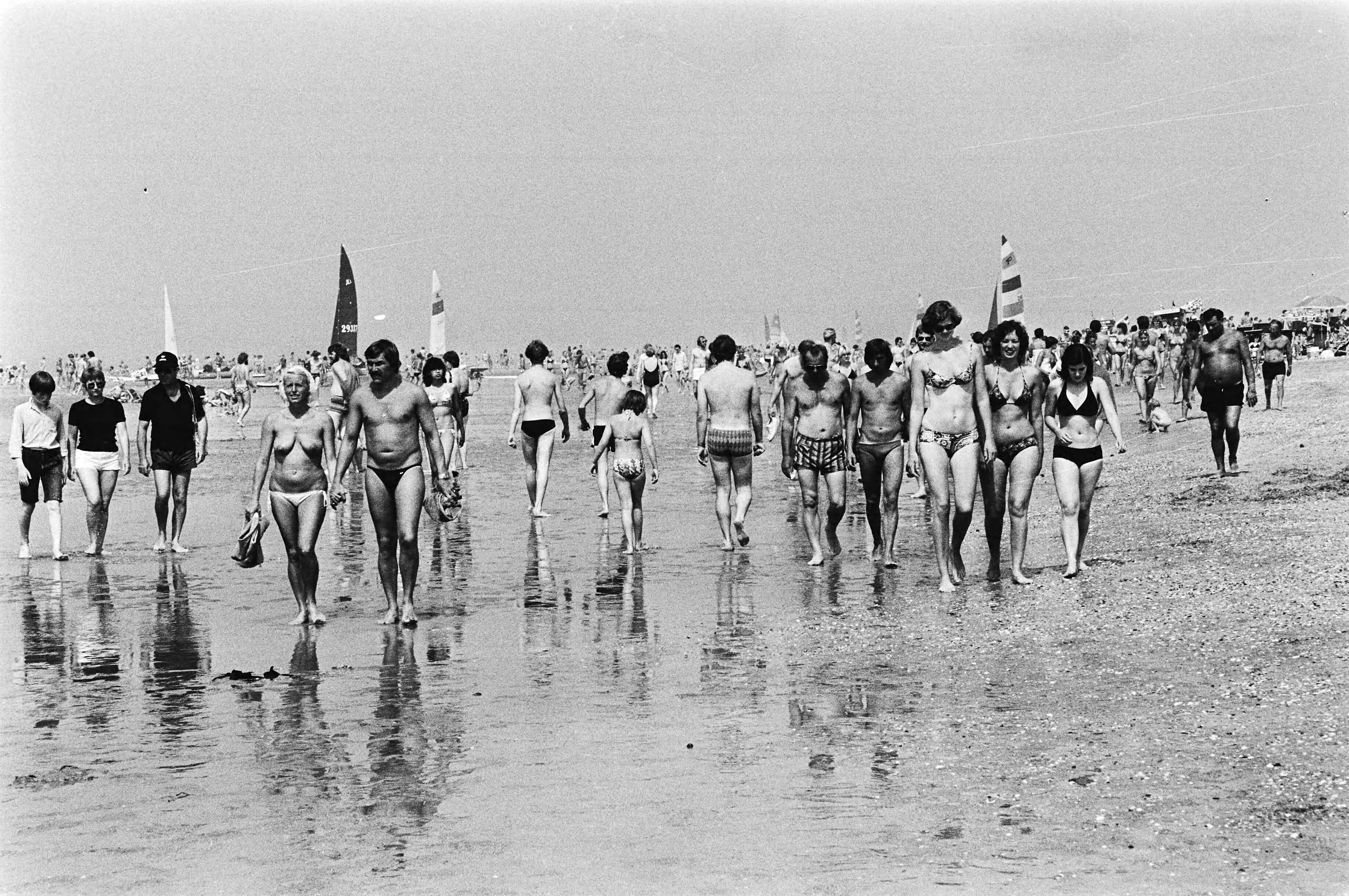 Fotocollectie Anefo — Zomerweer, drukte op het strand in Zandvoort — Foto: Dijk, Hans van / Anefo. Licentie: Set B: Rechtenvrij / Publiek Domein. Bron: Nationaal Archief. http://hdl.handle.net/10648/acce7476-d0b4-102d-bcf8-003048976d84