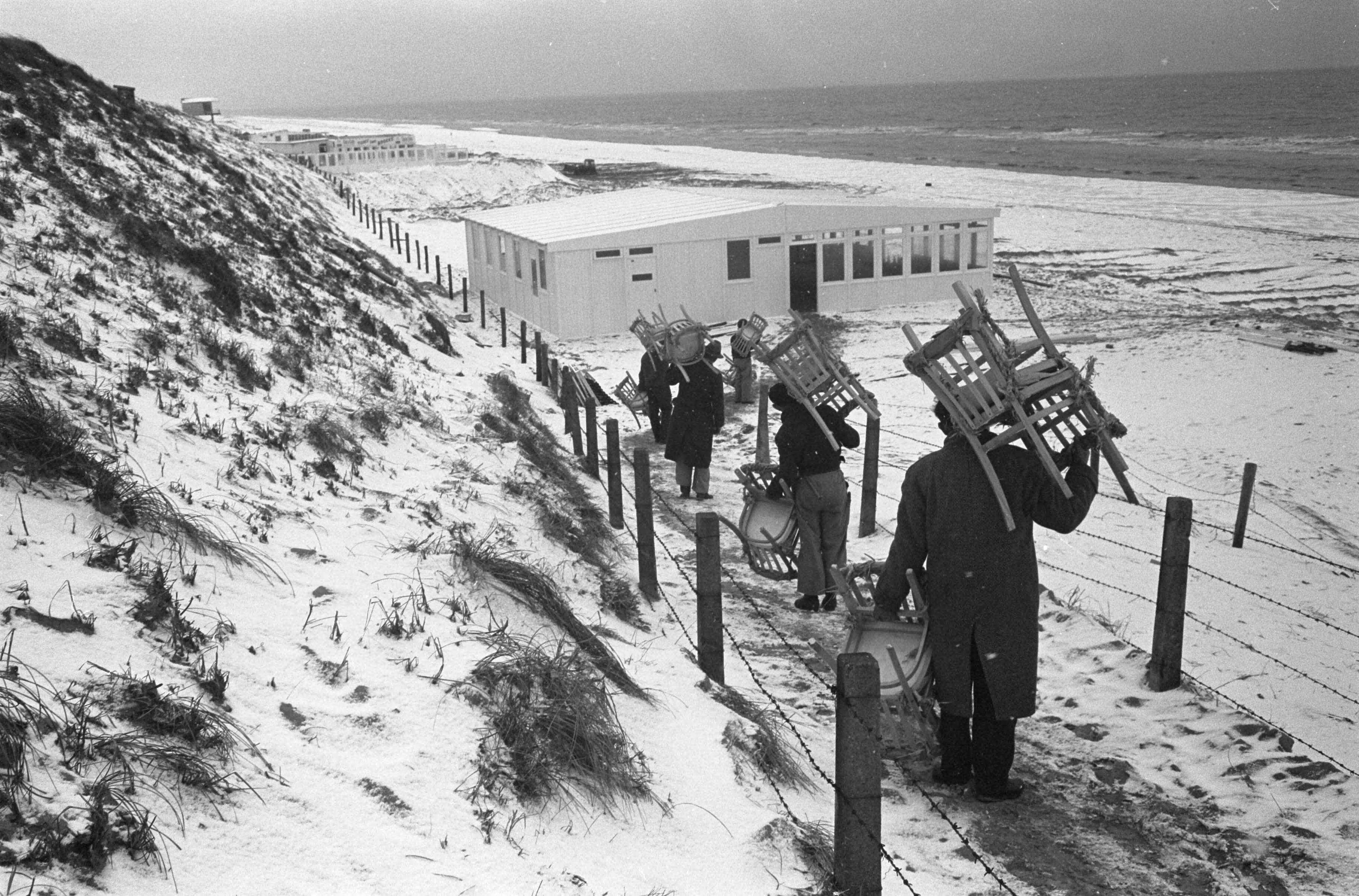 Fotocollectie Anefo — Sneeuw in Zandvoort — Foto: Pot, Harry / Anefo. Licentie: Set B: Rechtenvrij / Publiek Domein. Bron: Nationaal Archief. http://hdl.handle.net/10648/a9fb5692-d0b4-102d-bcf8-003048976d84