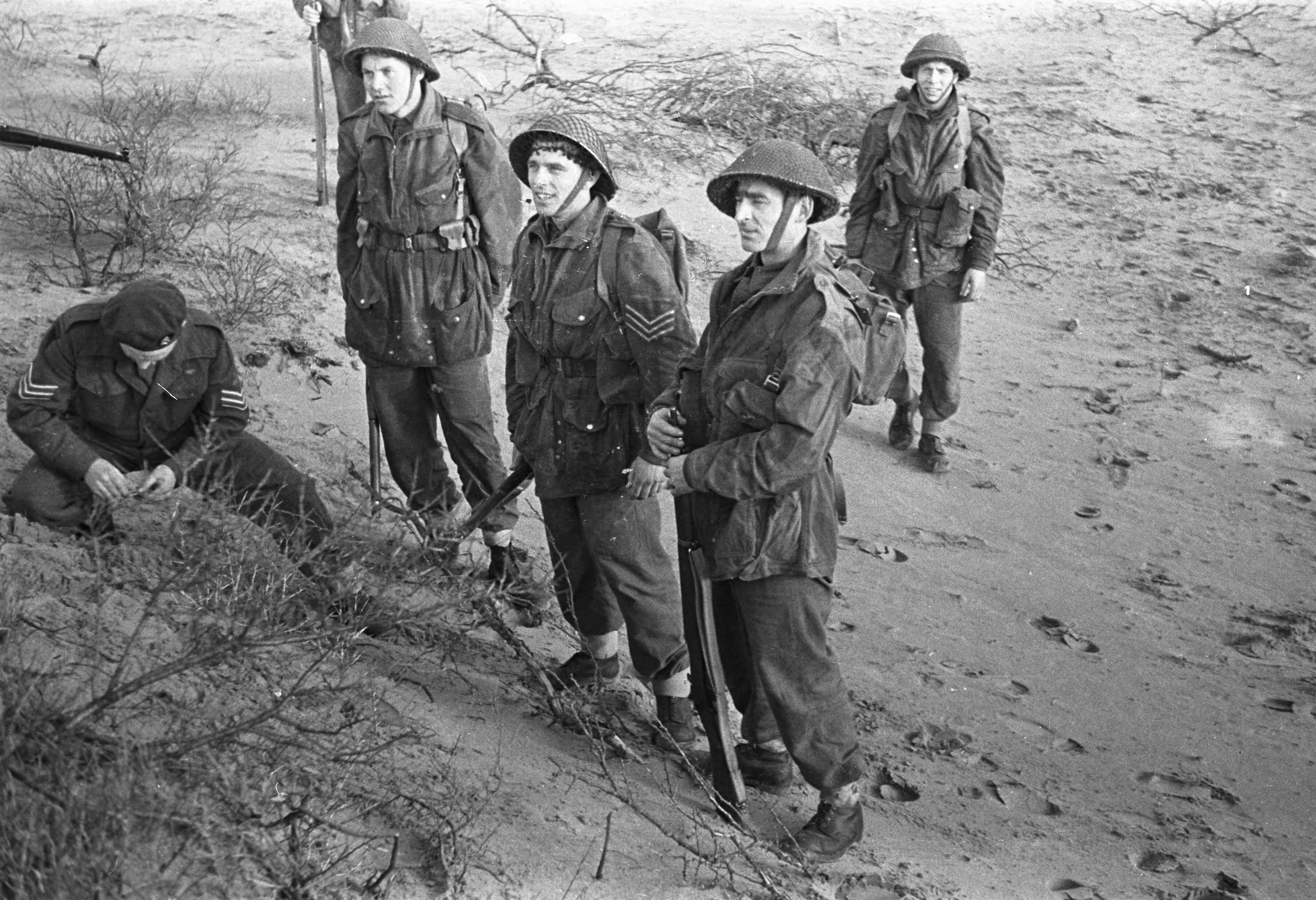 Fotocollectie Anefo — Militair opleidingskamp te Bloemendaal(bezoek Generaal Kruls ) — Foto: Dudok van Heel, Jack / Anefo. Licentie: Set B: Rechtenvrij / Publiek Domein. Bron: Nationaal Archief. http://hdl.handle.net/10648/a8988d60-d0b4-102d-bcf8-003048976d84