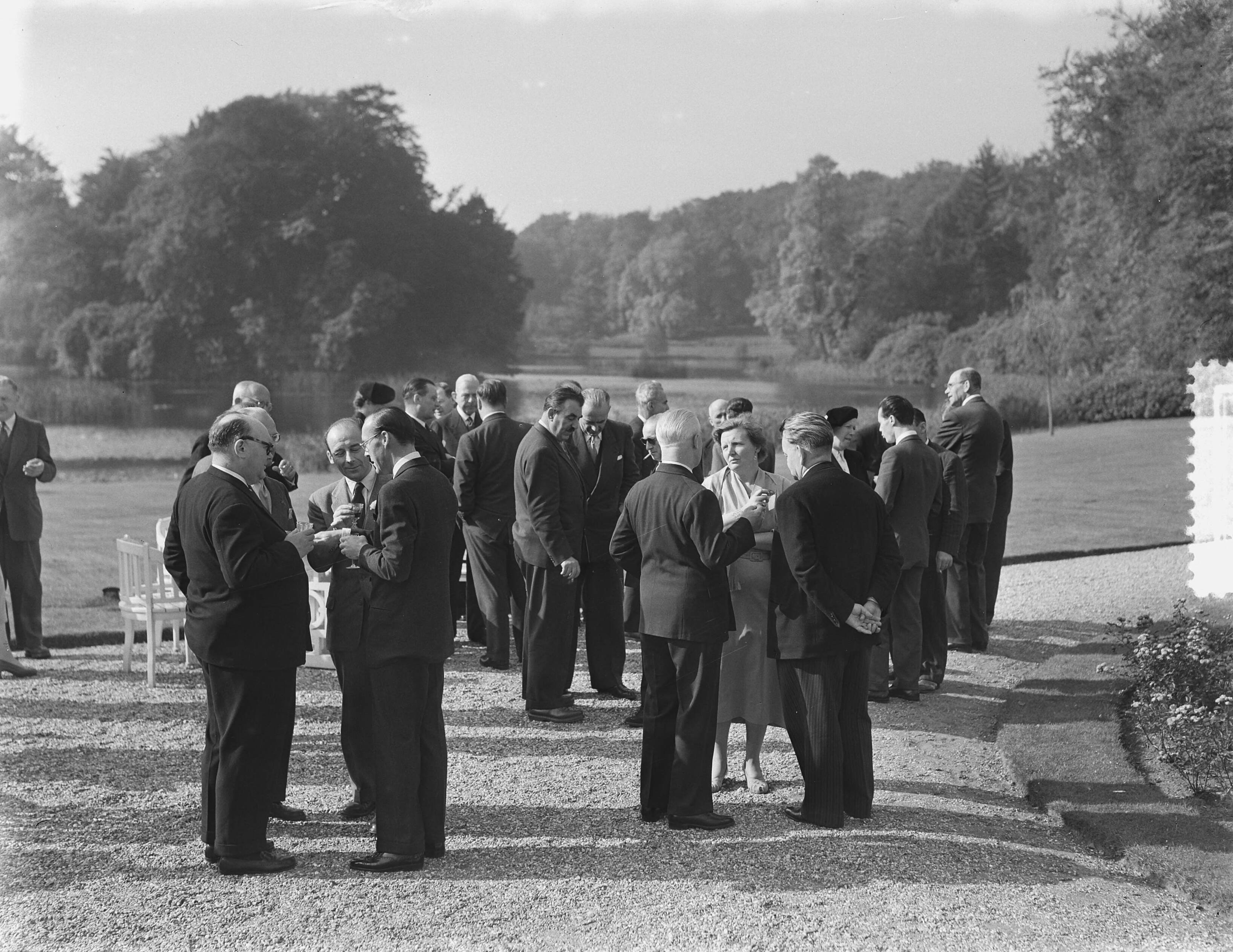 Fotocollectie Anefo — Koningin Juliana ontvangt leden van de Europese Beweging op paleis Soestdijk — Foto: Bilsen, Joop van / Anefo. Licentie: Set B: Rechtenvrij / Publiek Domein. Bron: Nationaal Archief. http://hdl.handle.net/10648/a915163c-d0b4-102d-bcf8-003048976d84