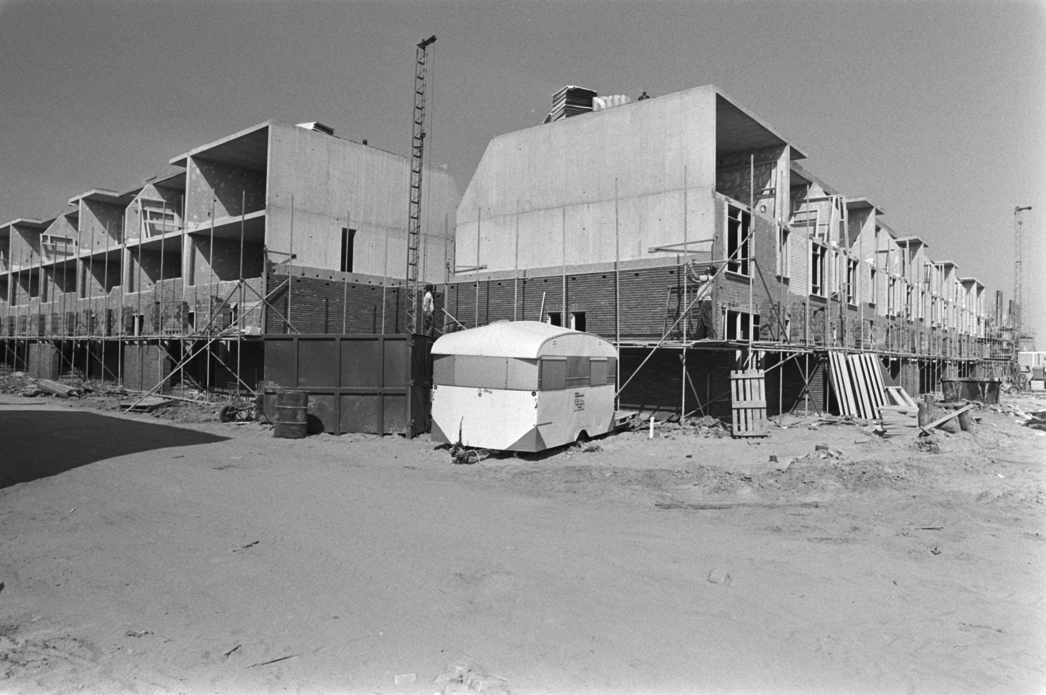 Eerste woningen in nieuwbouwwijk de Purmer in Purmerend in verband met de stadsuitbreiding — De bouw van de eerste woningen van de nieuwbouwwijk de Purmer dat onderdeel is van de stadsuitbreiding van Purmerend — Foto: Croes, Rob C. / Anefo. Licentie: Set B: Rechtenvrij / Publiek Domein. Bron: Nationaal Archief. http://hdl.handle.net/10648/ad02e242-d0b4-102d-bcf8-003048976d84