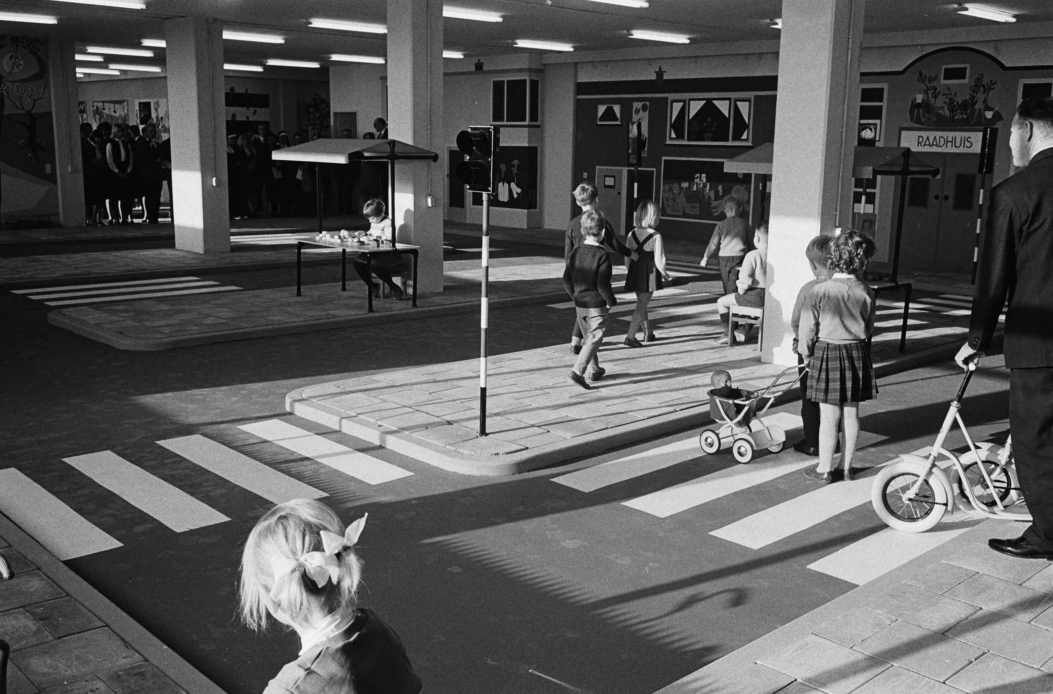 Fotocollectie Anefo — Eerste Kleuterverkeershof in Rijswijk geopend. Overzicht van het kleuterverkeershof — Foto: Pot, Harry / Anefo. Licentie: Set B: Rechtenvrij / Publiek Domein. Bron: Nationaal Archief. http://hdl.handle.net/10648/aa4f7e0c-d0b4-102d-bcf8-003048976d84