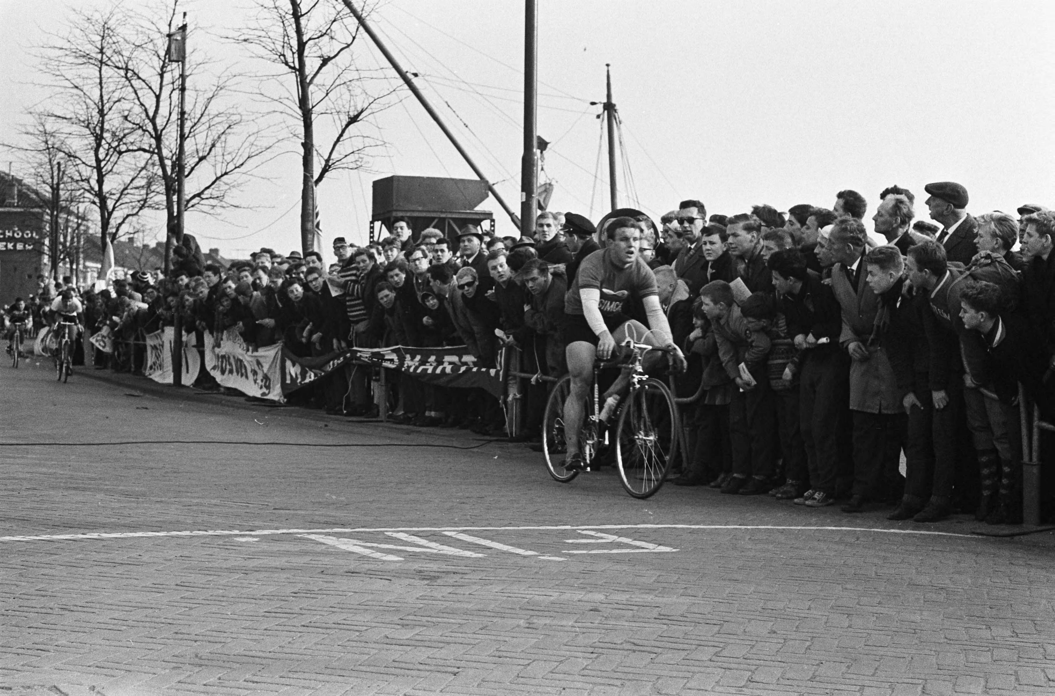 Fotocollectie Anefo — Ronde van Noord-Holland. De finish op de Burcht te Zaandam, als eerste komt Rinus Paal over de finish — Foto: Gelderen, Hugo van / Anefo. Licentie: Set B: Rechtenvrij / Publiek Domein. Bron: Nationaal Archief. http://hdl.handle.net/10648/aa311e1c-d0b4-102d-bcf8-003048976d84