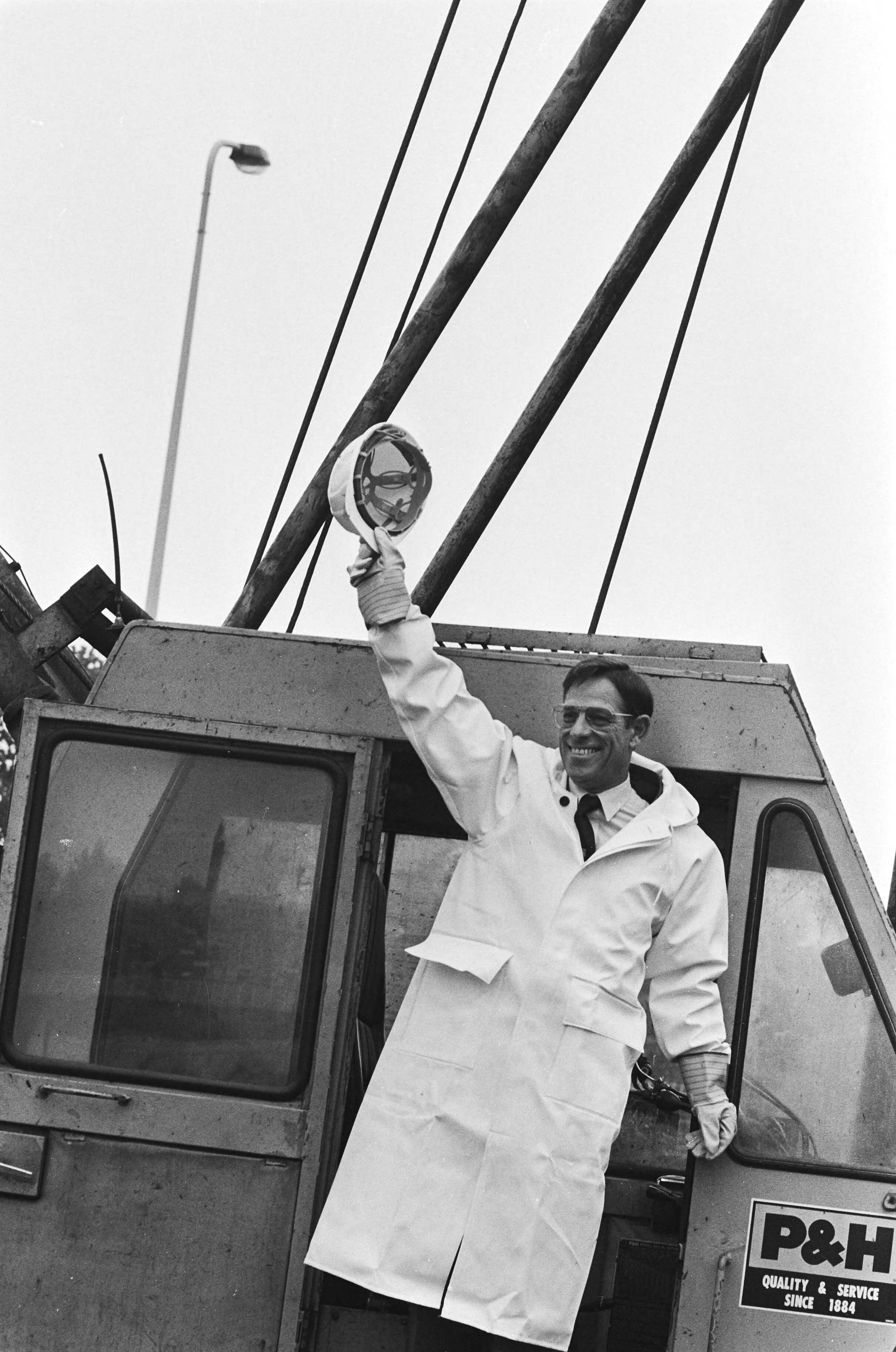 Fotocollectie Anefo — Burgemeester Havermans van Den Haag slaat 1e paal voor nieuwe muziektheater — Foto: Bogaerts, Rob / Anefo. Licentie: Set B: Rechtenvrij / Publiek Domein. Bron: Nationaal Archief. http://hdl.handle.net/10648/ad4a887c-d0b4-102d-bcf8-003048976d84