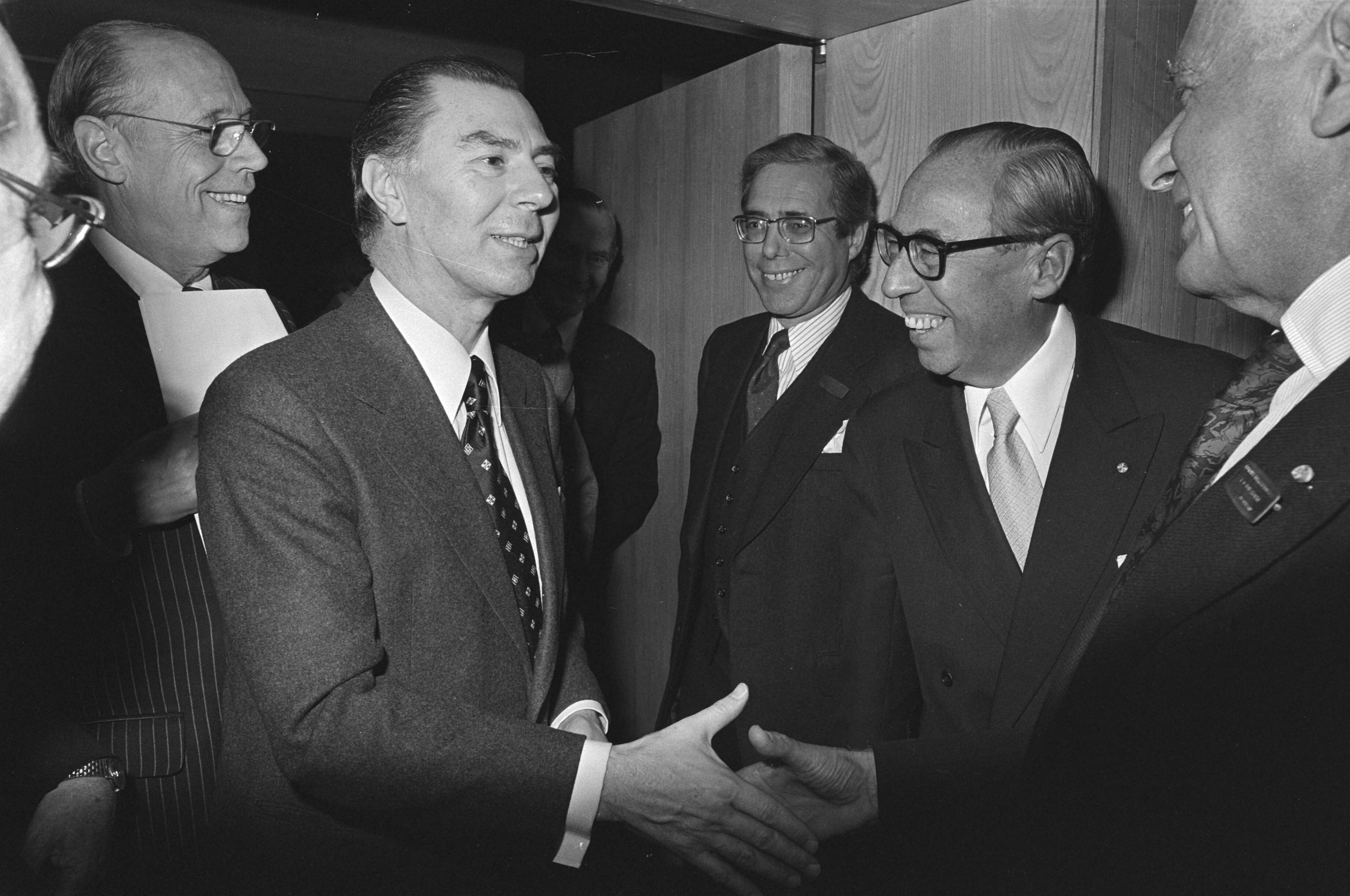 Fotocollectie Anefo — Belgische premier Tindemans op bijeenkomst Nederlandse Kamer van Koophandel voor Belgie en Luxemburg in Den Haag ; Tindemans en voorz. KvK heer — Foto: Mieremet, Rob / Anefo. Licentie: Set B: Rechtenvrij / Publiek Domein. Bron: Nationaal Archief. http://hdl.handle.net/10648/ac7fd0aa-d0b4-102d-bcf8-003048976d84