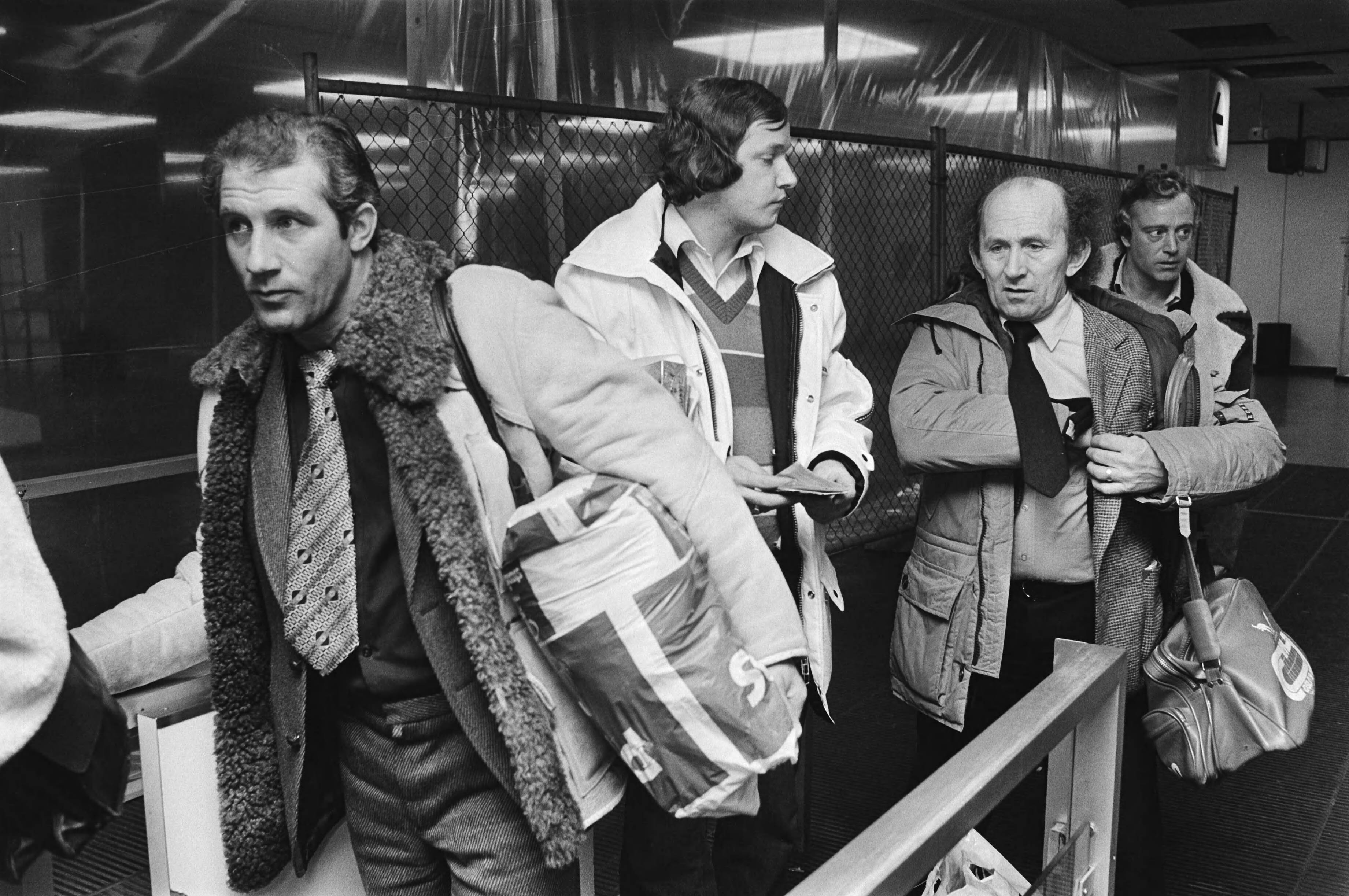 Fotocollectie Anefo — Aankomst op Schiphol van Kees Verkerk, Ard Schenk en coach Egbert van 't Oever na de Europese kampioenschappen schaatsen in Trondheim. — Foto: Suyk, Koen / Anefo. Licentie: Set B: Rechtenvrij / Publiek Domein. Bron: Nationaal Archief. http://hdl.handle.net/10648/acd87188-d0b4-102d-bcf8-003048976d84
