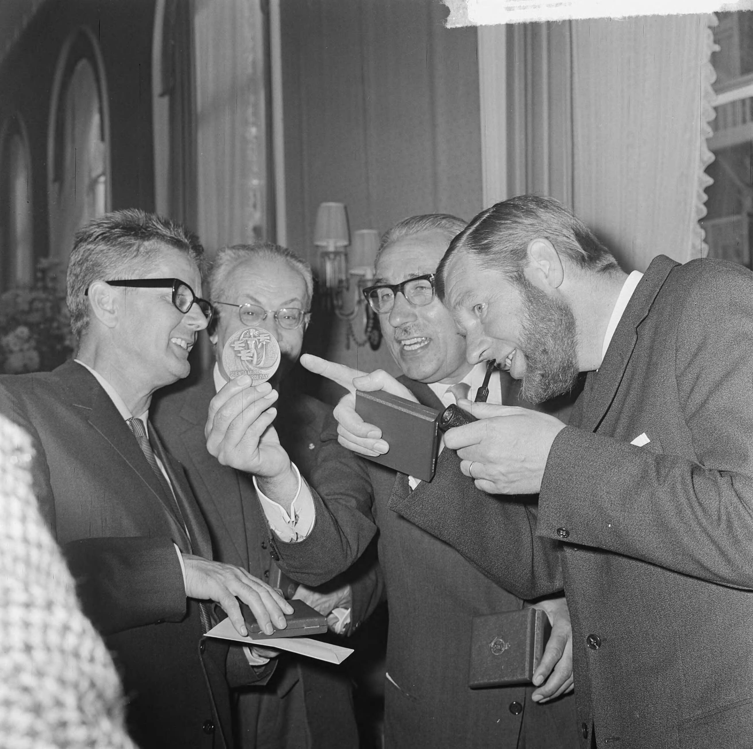 Fotocollectie Anefo — ANWB-prijzen voor publicistische prestaties te Den Haag na de prijsuitreiking v.l.n.r. Cas Oorthuys , de vader van schrijver Alfred Kossman , Leonard Huizinga en — Foto: Koch, Eric / Anefo. Licentie: Set B: Rechtenvrij / Publiek Domein. Bron: Nationaal Archief. http://hdl.handle.net/10648/aa6aee30-d0b4-102d-bcf8-003048976d84