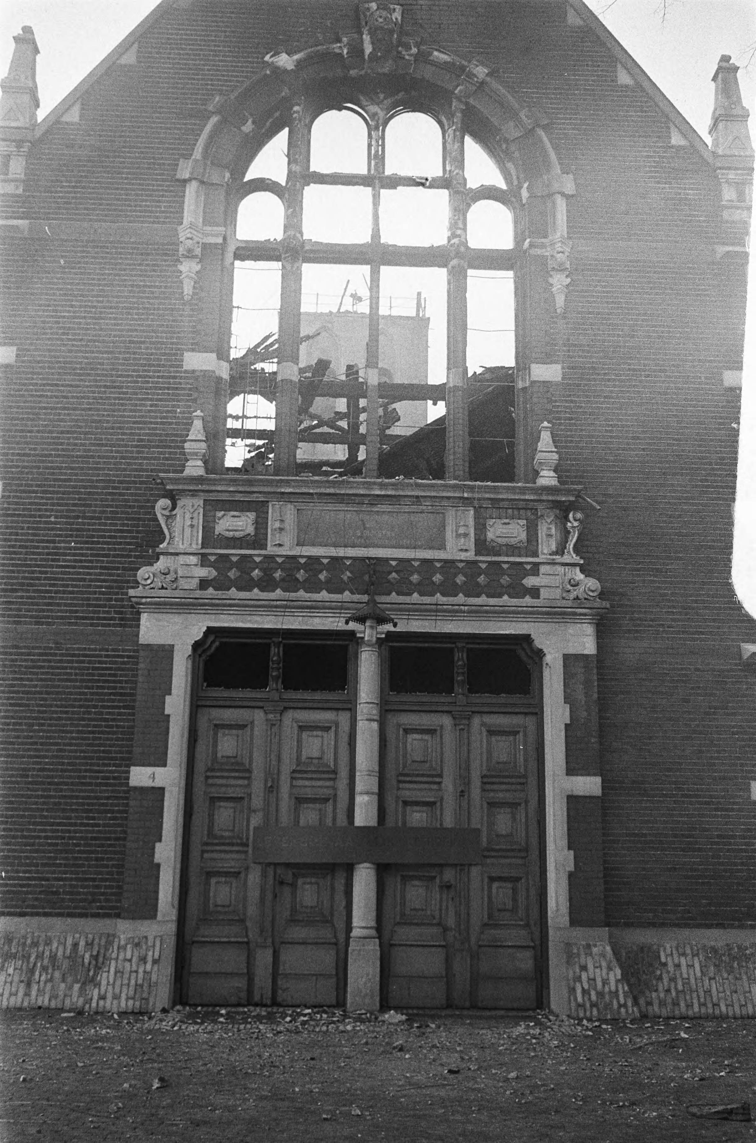 Fotocollectie Anefo — Afgebrande kerk en het oude stadhuis, Hilversum, exterieur — Foto: Punt, W. / Anefo. Licentie: Set B: Rechtenvrij / Publiek Domein. Bron: Nationaal Archief. http://hdl.handle.net/10648/abda52d8-d0b4-102d-bcf8-003048976d84
