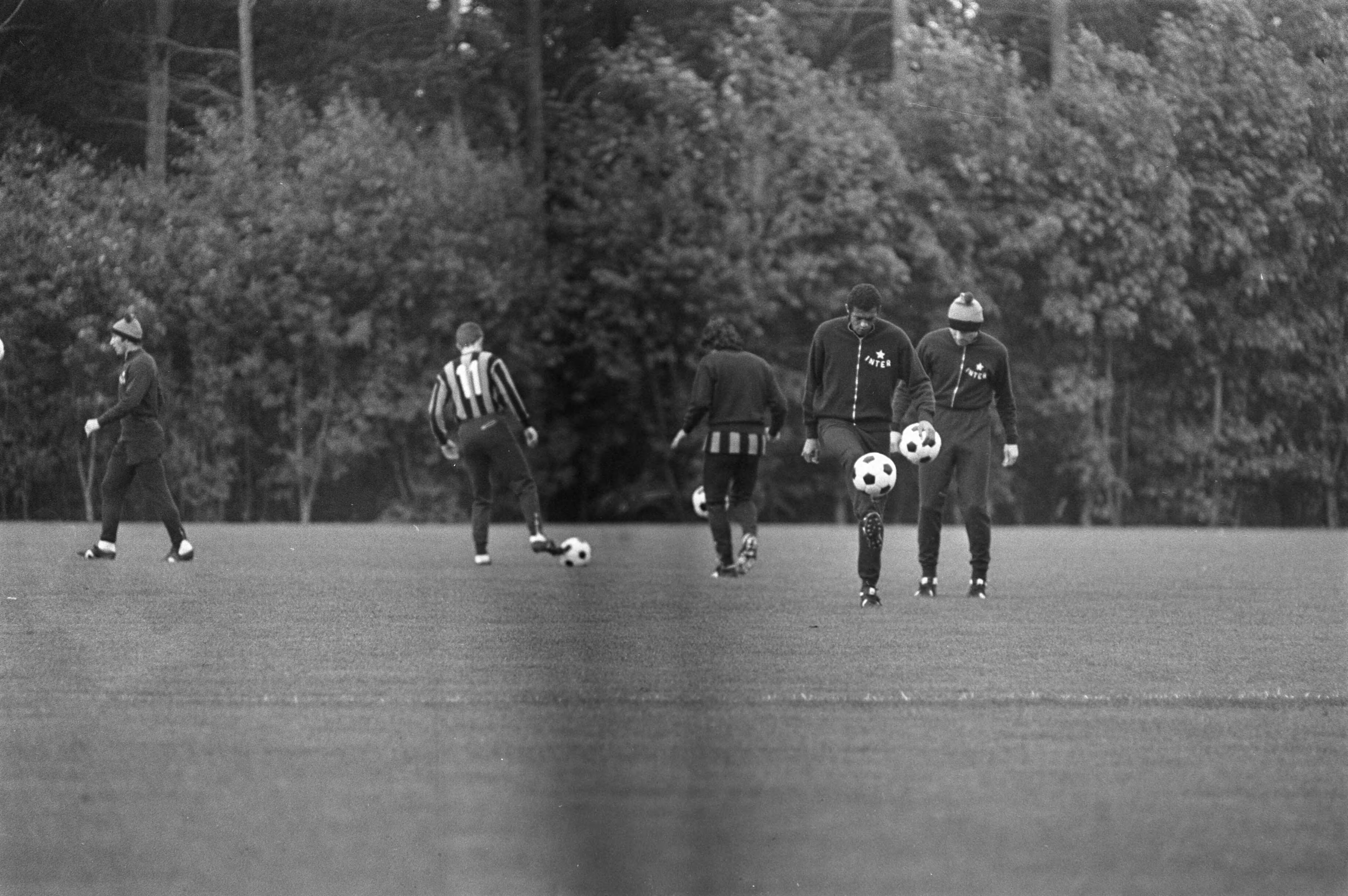 Het elftal van Inter Milaan in Zeist als voorbereiding op de Europacup I finale tegen Ajax — Zeist|sport |voetbal |sporttrainingen|Utrecht|Inter Milan |Europa Cup |Inter Milaan — Foto: Fotograaf Onbekend / Anefo. Licentie: Set B: Rechtenvrij / Publiek Domein. Bron: Nationaal Archief. http://hdl.handle.net/10648/abead9be-d0b4-102d-bcf8-003048976d84