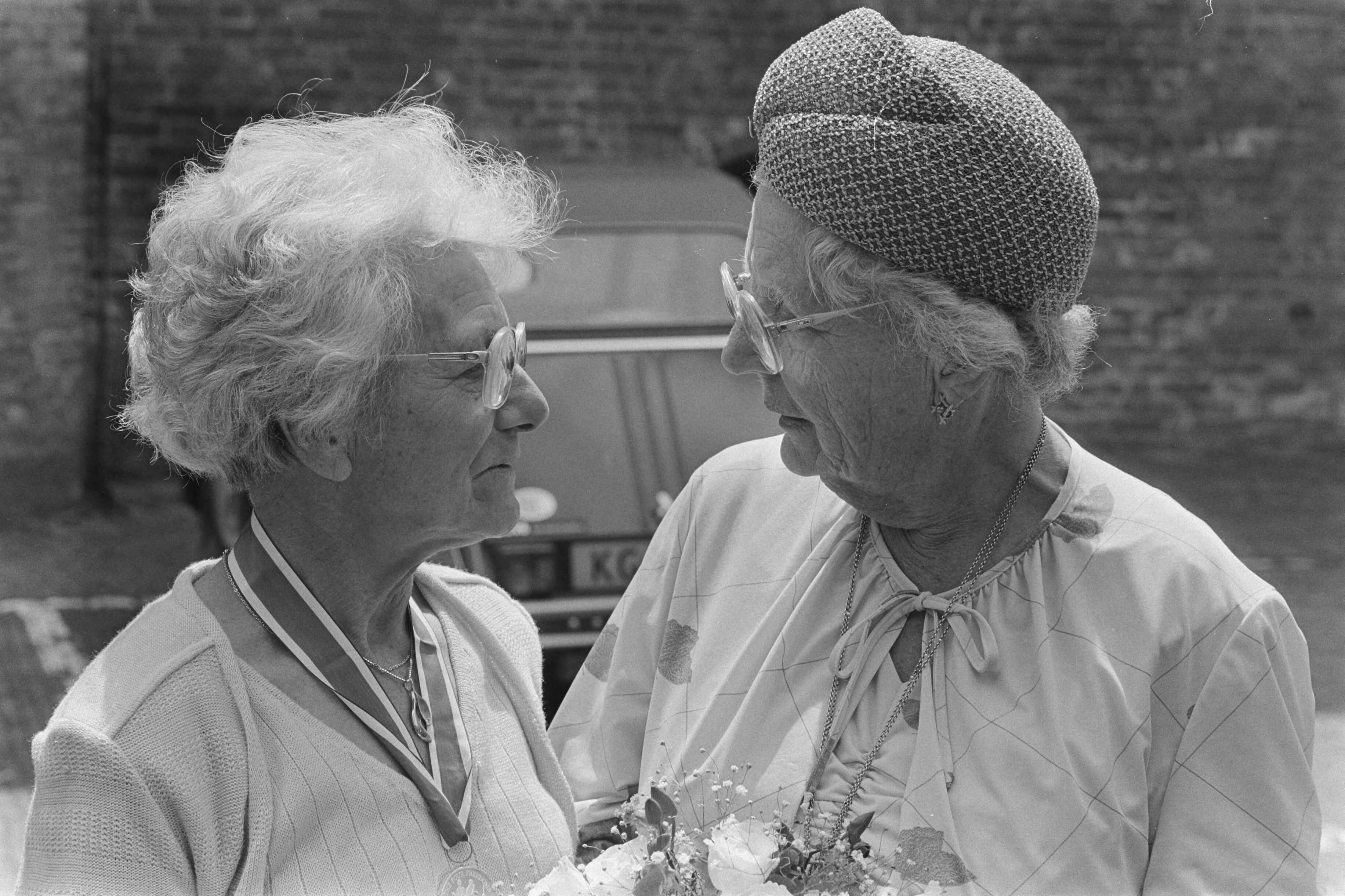 Fotocollectie Anefo — Prinses Juliana bij uitreiking Four Freedoms Awards in Middelburg; Prinses Juliana in gesprek met echtgenote van ds. Beyers Naudé — Foto: Croes, Rob C. / Anefo. Licentie: Set B: Rechtenvrij / Publiek Domein. Bron: Nationaal Archief. http://hdl.handle.net/10648/ad3a7a90-d0b4-102d-bcf8-003048976d84