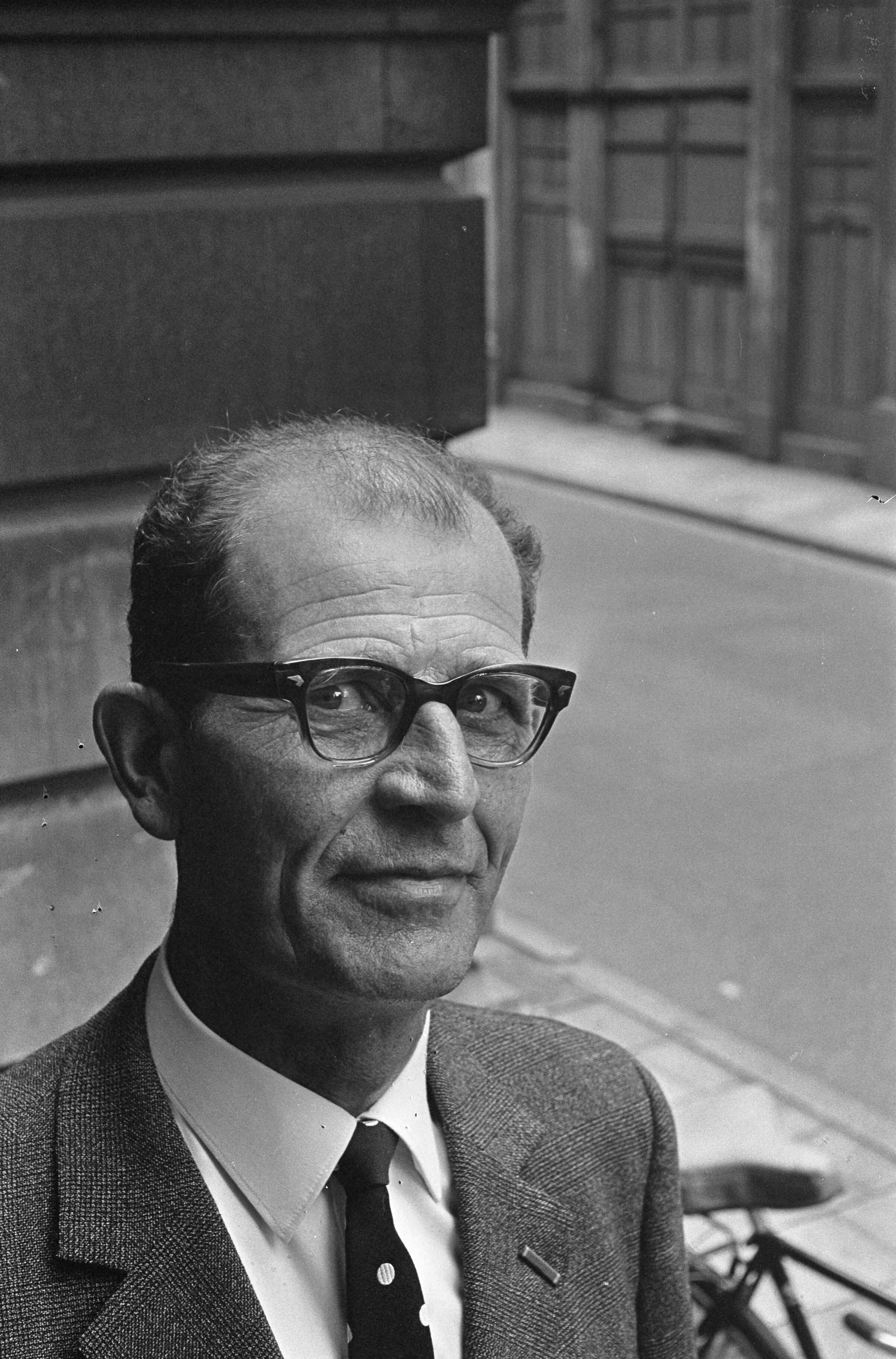 Fotocollectie Anefo — De zaak Chapman, de politieman Terpstra bij het gerechtsgebouw — Foto: Kroon, Ron / Anefo. Licentie: Set B: Rechtenvrij / Publiek Domein. Bron: Nationaal Archief. http://hdl.handle.net/10648/aab540fc-d0b4-102d-bcf8-003048976d84