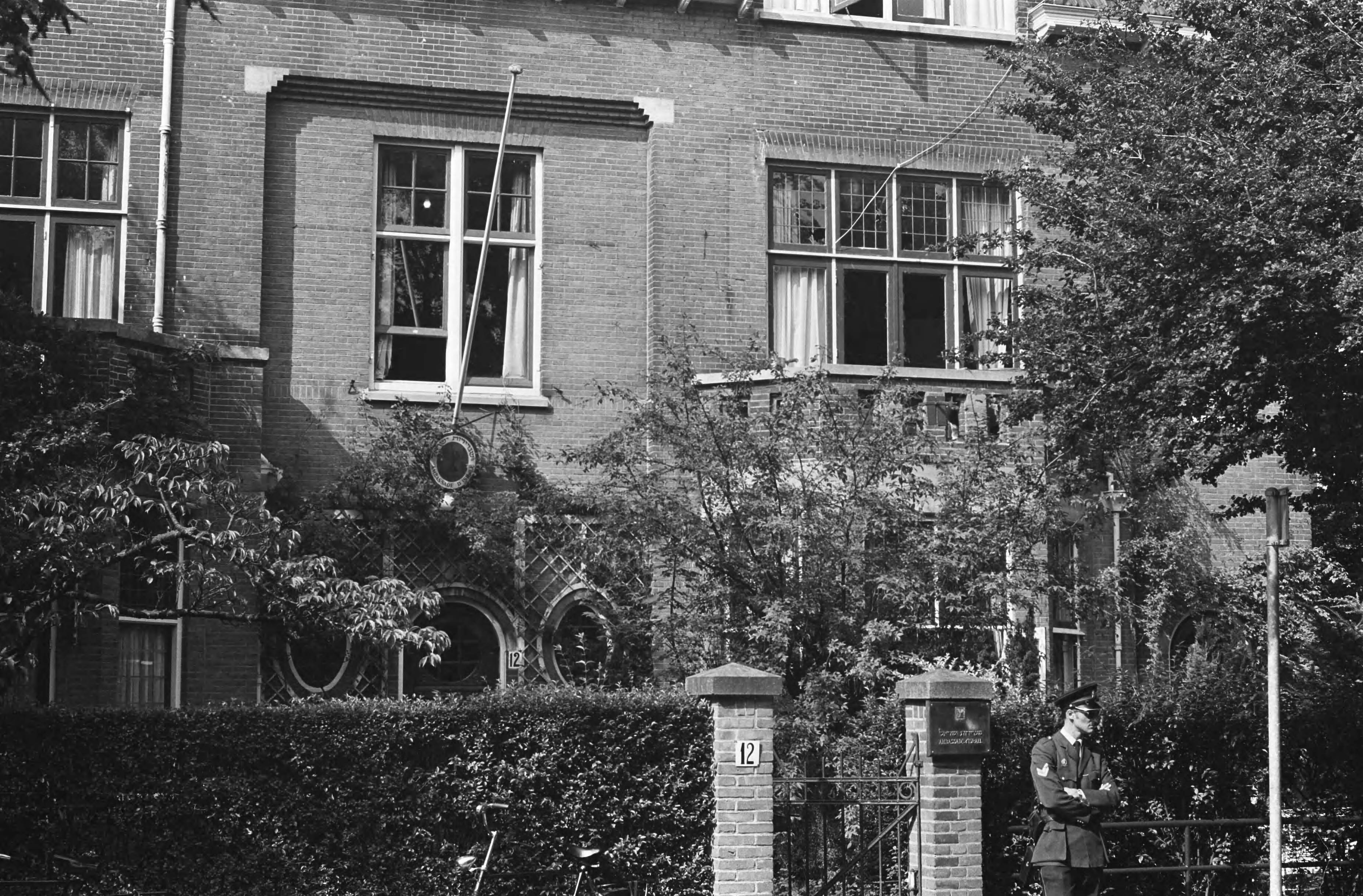 Fotocollectie Anefo — Jongeman pleegde aanslag op Israelische Ambassade, Den Haag : ambassade, ext. — Foto: Evers, Joost / Anefo. Licentie: Set B: Rechtenvrij / Publiek Domein. Bron: Nationaal Archief. http://hdl.handle.net/10648/ab78dfa8-d0b4-102d-bcf8-003048976d84