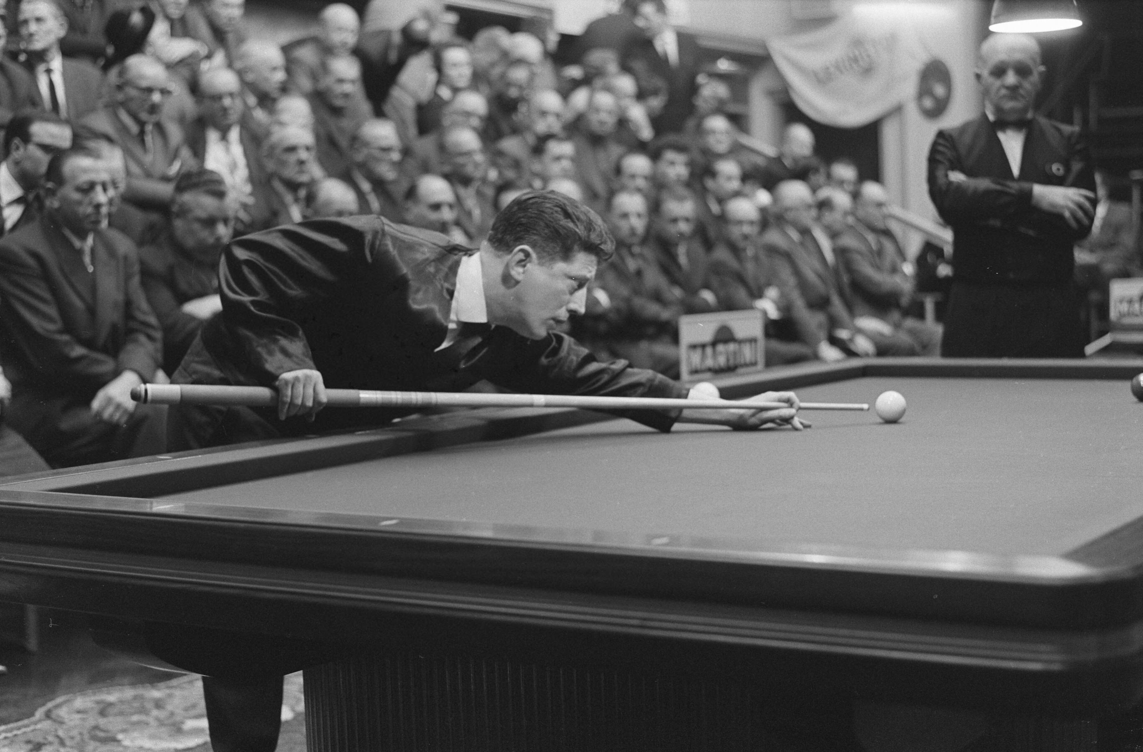 Kampioenschap van Nederlandse Ereklasse Driebanden in Hof van Holland te Hilversum — Nederlands kampioenschap Ereklasse Driebanden in het Hof van Holland te Hilversum begonnen. — Foto: Fotograaf Onbekend / Anefo. Licentie: Set B: Rechtenvrij / Publiek Domein. Bron: Nationaal Archief. http://hdl.handle.net/10648/aa2ab8c4-d0b4-102d-bcf8-003048976d84
