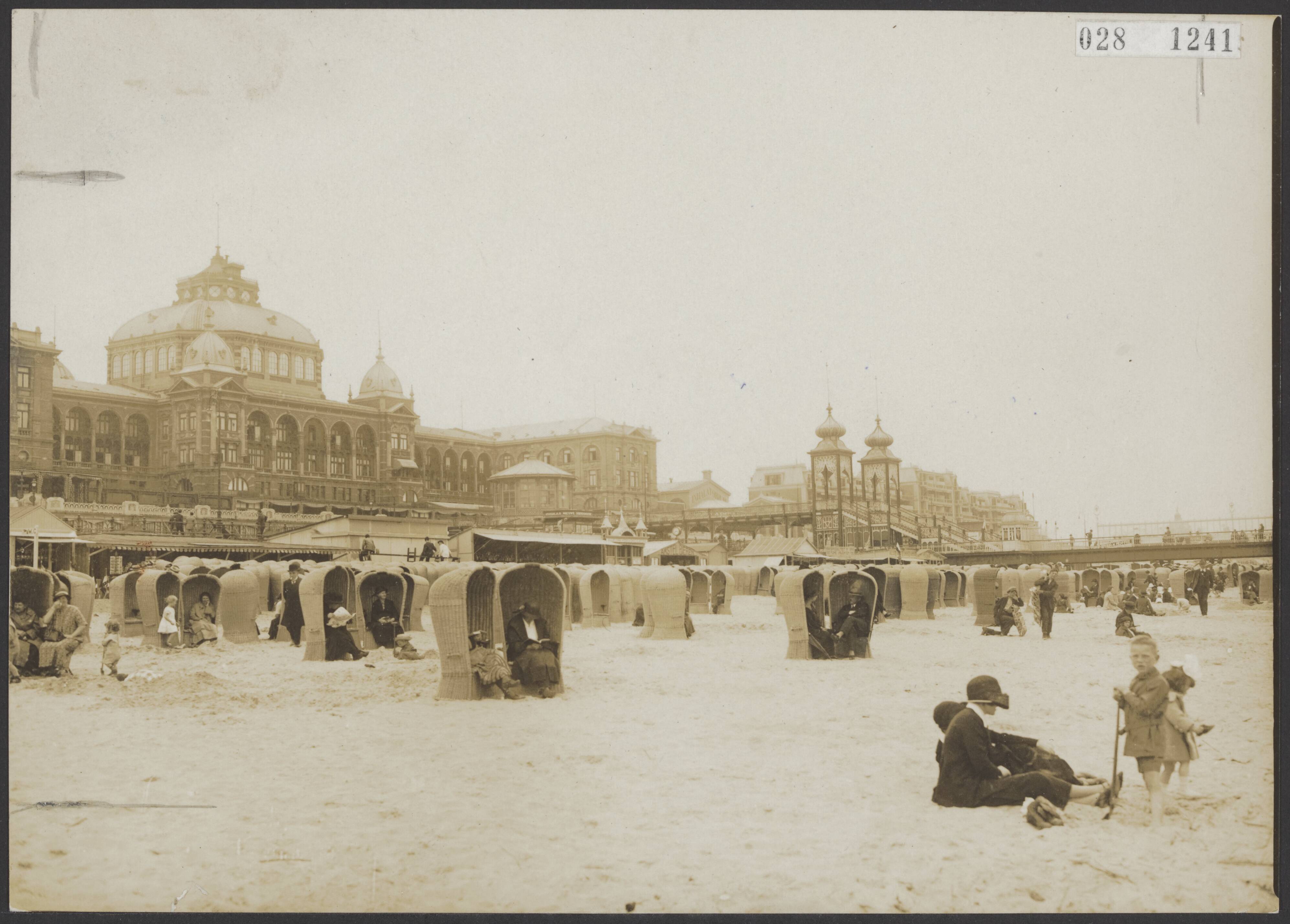Fotocollectie Elsevier Binnenland — Scheveningen, voorseizoen. De Hagenaars als eerste gasten van het seizoen bevolken het strand — Foto: Frankl, gebr. Alfred und Eduard. Licentie: Set B: Rechtenvrij / Publiek Domein. Bron: Nationaal Archief. http://hdl.handle.net/10648/ade02ddc-d0b4-102d-bcf8-003048976d84
