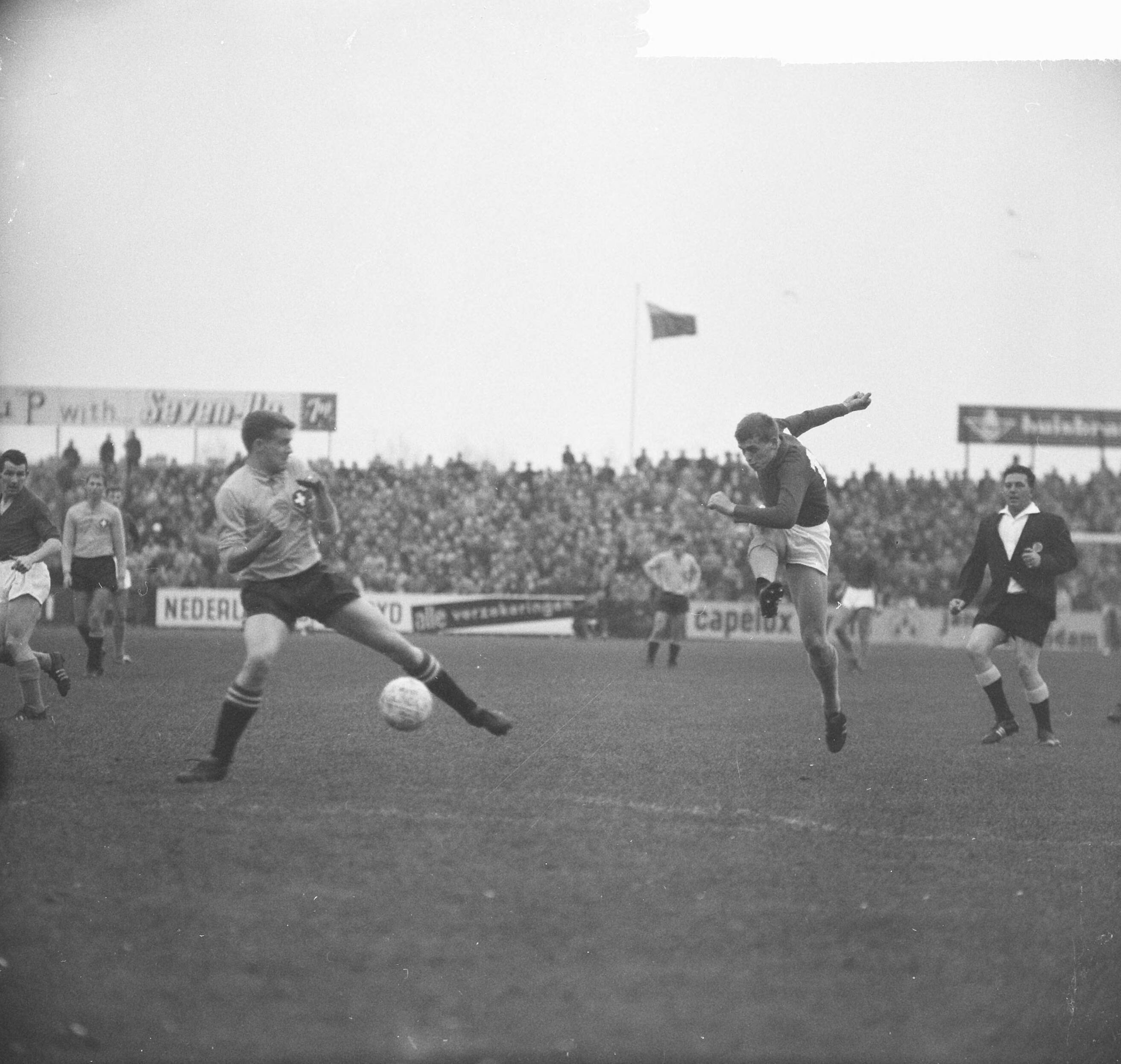Fotocollectie Anefo — Voetbal. Jong Oranje tegen Jong Zwitserland 4-1. Spelmoment, Piet Keizer schiet — Foto: Nijs, Jac. de / Anefo. Licentie: Set B: Rechtenvrij / Publiek Domein. Bron: Nationaal Archief. http://hdl.handle.net/10648/aa1ebd08-d0b4-102d-bcf8-003048976d84