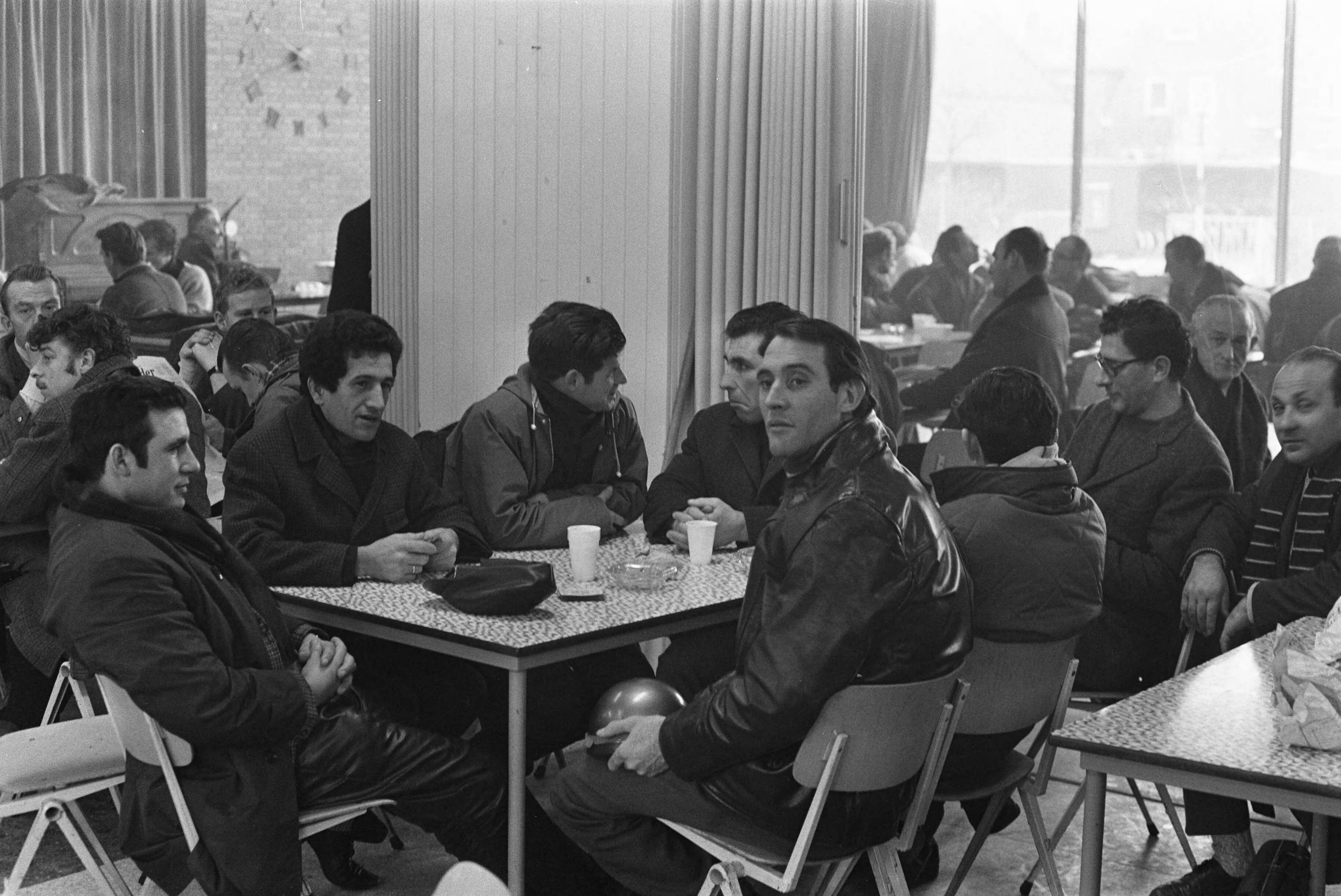 Fotocollectie Anefo — Werknemers van Honig in Koog aan de Zaan staken voor 1% duurtetoeslag en werktijdverkorting aan eind van de dag. Stakers in de kantine — Foto: Evers, Joost / Anefo. Licentie: Set B: Rechtenvrij / Publiek Domein. Bron: Nationaal Archief. http://hdl.handle.net/10648/ab863d6a-d0b4-102d-bcf8-003048976d84
