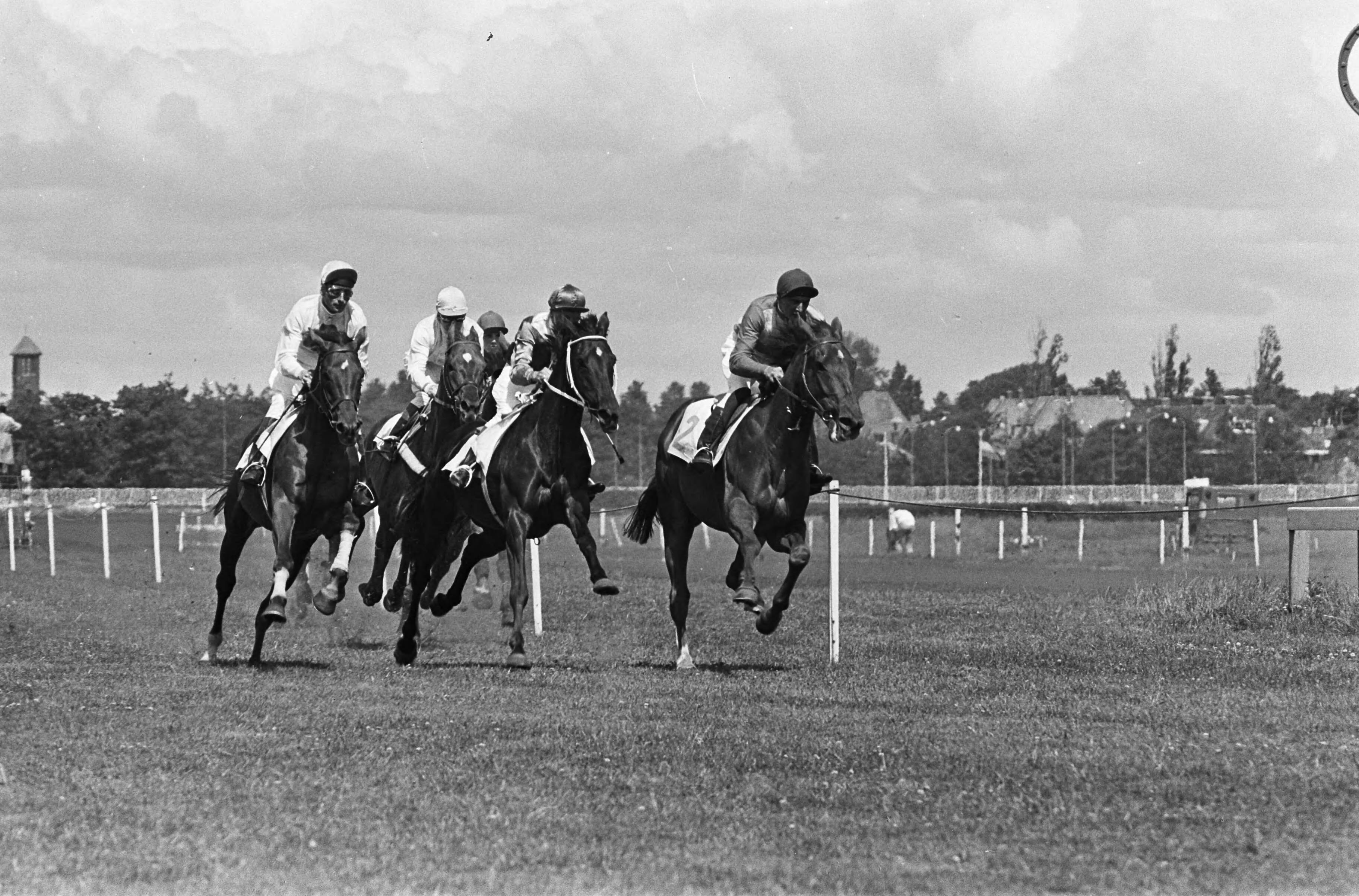 Fotocollectie Anefo — Duindigt, paardenkoersen, zes paarden in de strijd voor de Rock Crystal Prijs — Foto: Koch, Eric / Anefo. Licentie: Set B: Rechtenvrij / Publiek Domein. Bron: Nationaal Archief. http://hdl.handle.net/10648/aab21a76-d0b4-102d-bcf8-003048976d84