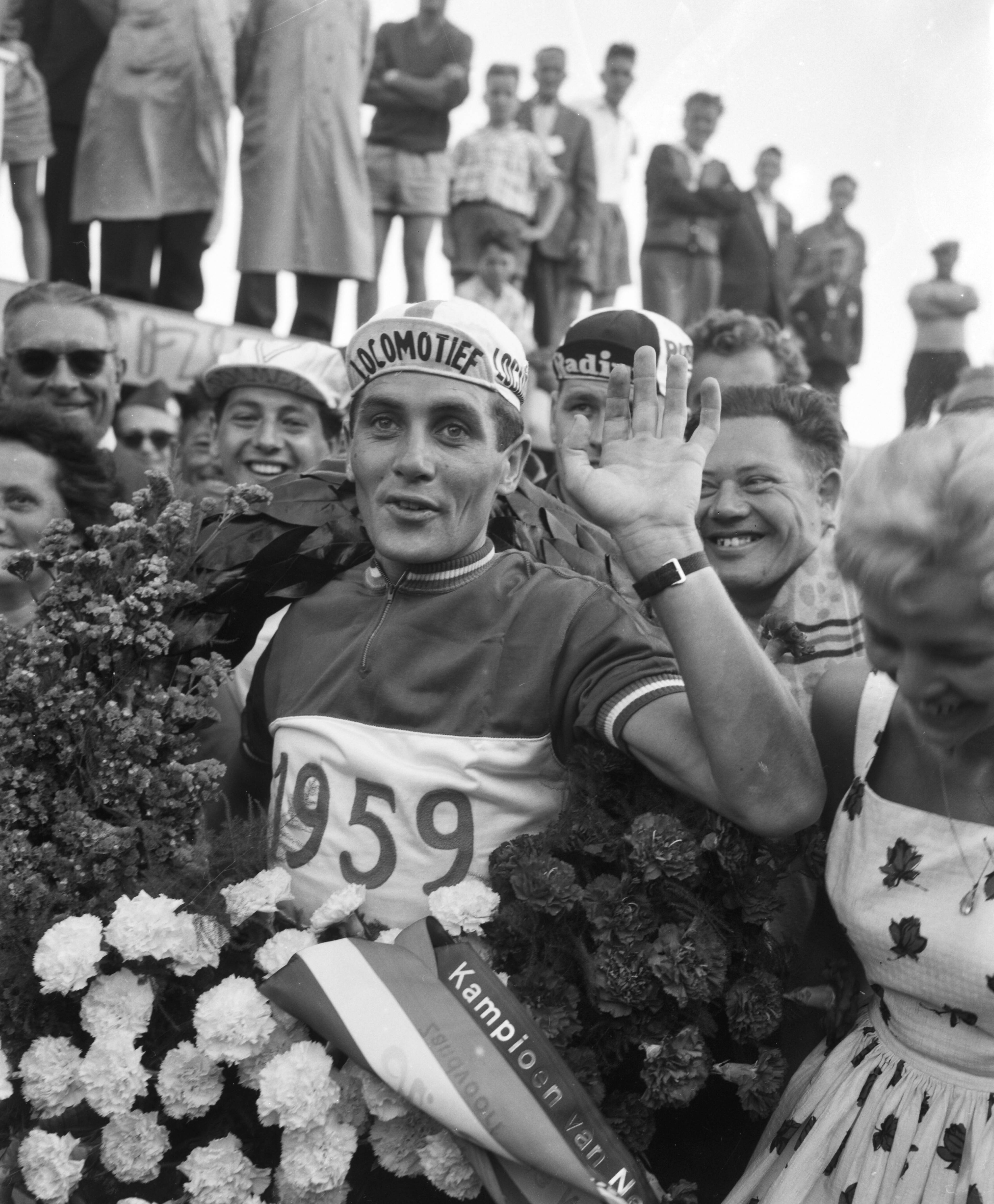 Fotocollectie Anefo — Laatste rit van het Nederlands kampioenschap wielrennen op de weg voor profs op het circuit van Zandvoort. Piet Damen met krans bij de huldiging — Foto: Bilsen, Joop van / Anefo. Licentie: Set B: Rechtenvrij / Publiek Domein. Bron: Nationaal Archief. http://hdl.handle.net/10648/a999c27e-d0b4-102d-bcf8-003048976d84
