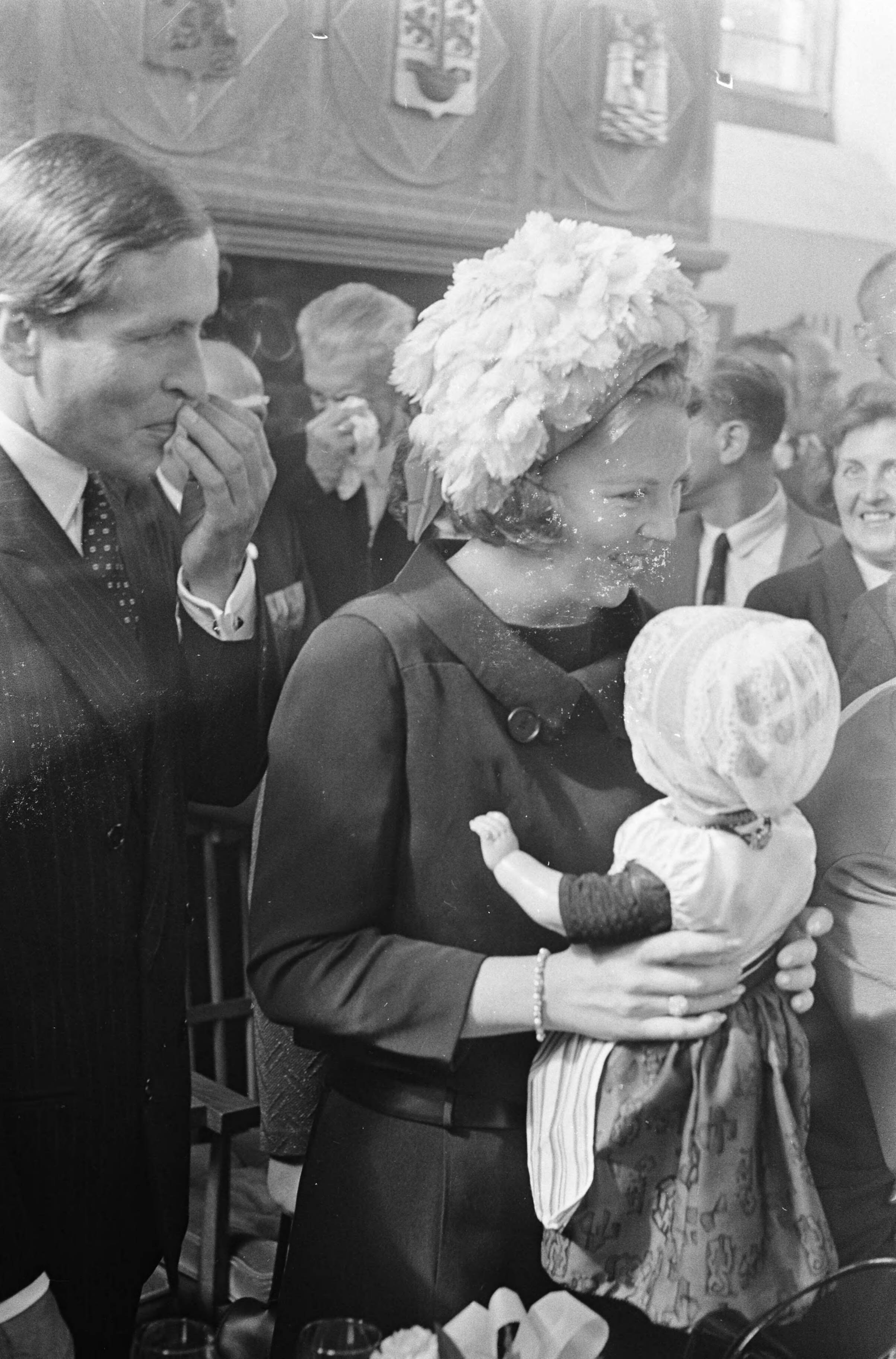 Fotocollectie Anefo — Jaarlijks Congres Veteranen Nederland te Middelburg. Een Urkerpop voor prinses Beatrix — Foto: Merk, Ben / Anefo. Licentie: Set B: Rechtenvrij / Publiek Domein. Bron: Nationaal Archief. http://hdl.handle.net/10648/ab284336-d0b4-102d-bcf8-003048976d84