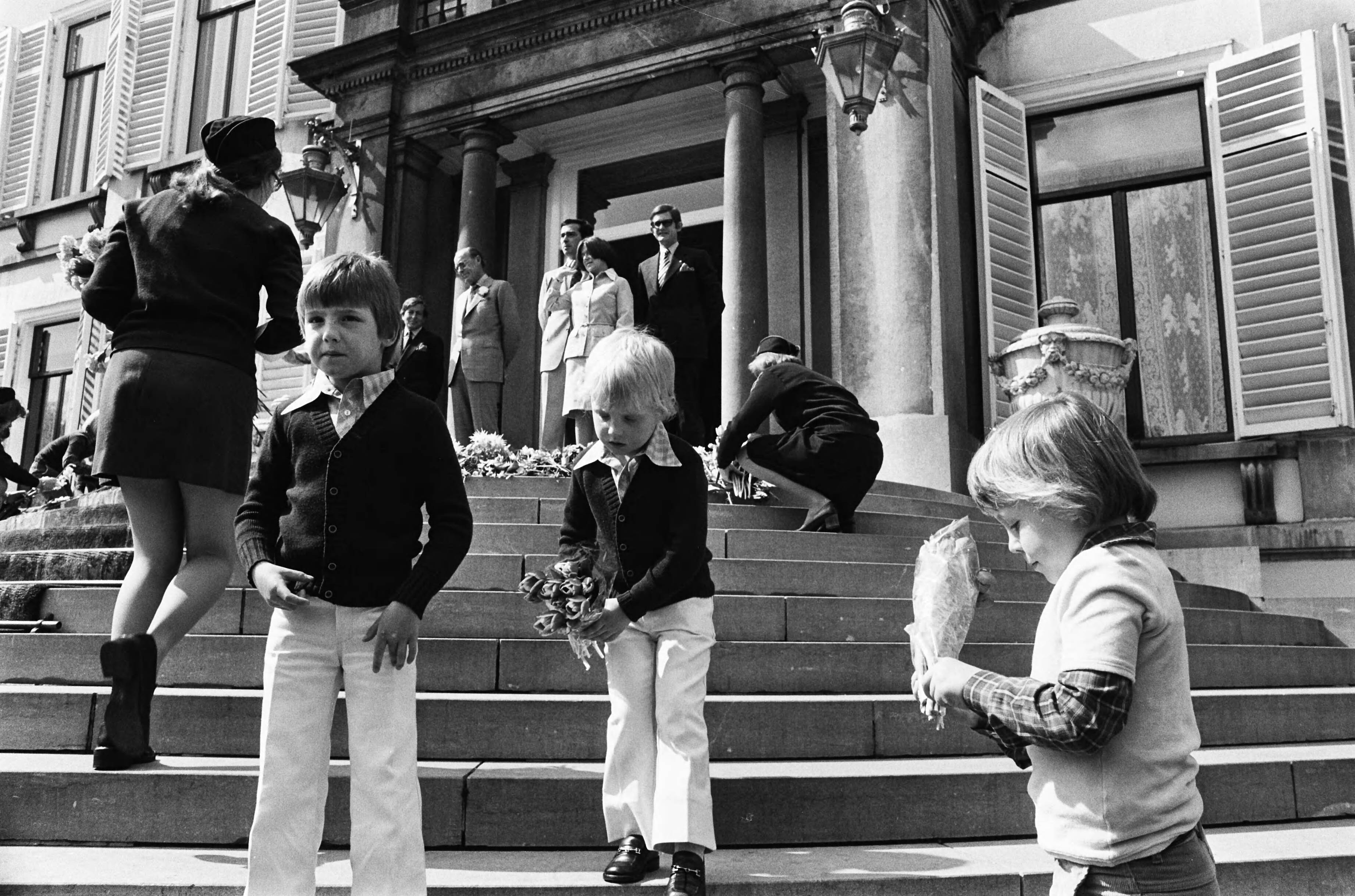 Defilé Paleis Soestdijk — Spelende prinsjes, op de achtergrond leden van de koninklijke familie op het bordes — Foto: Verhoeff, Bert / Anefo. Licentie: Set B: Rechtenvrij / Publiek Domein. Bron: Nationaal Archief. http://hdl.handle.net/10648/ac67a2c8-d0b4-102d-bcf8-003048976d84