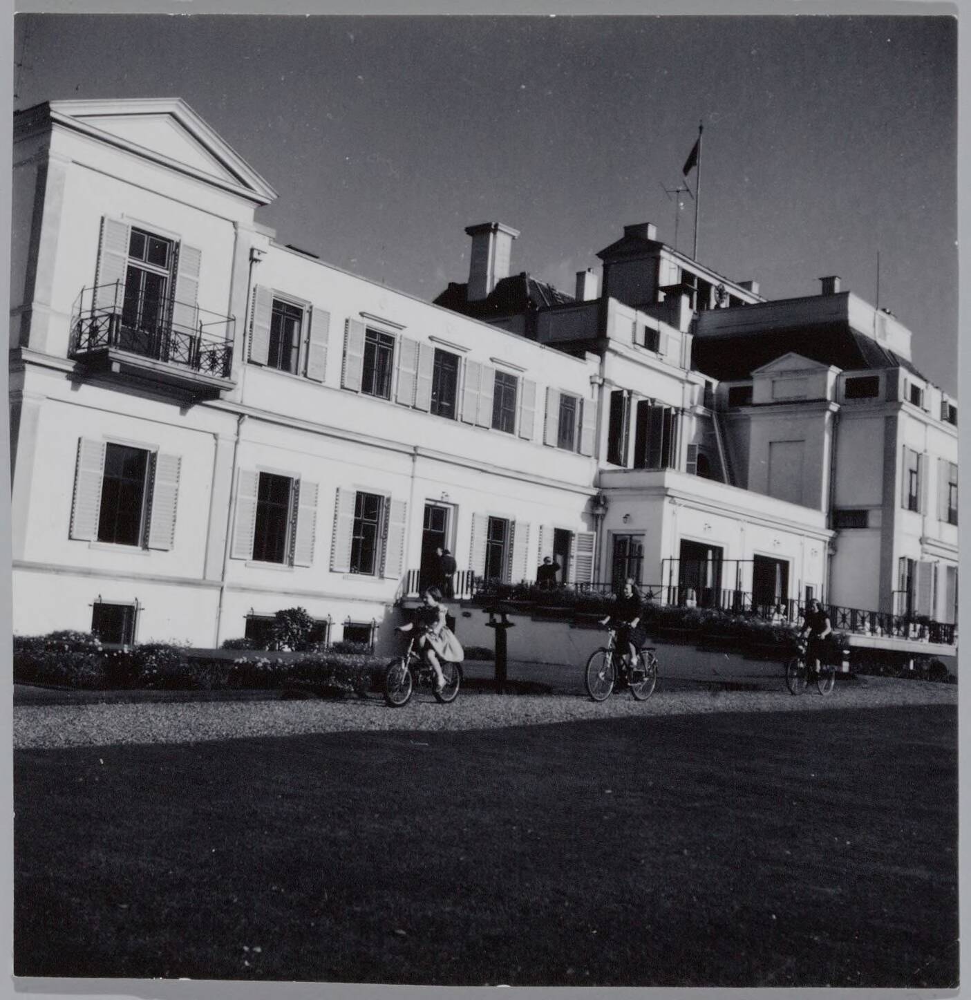 Fotocollectie RVD / Koninklijk Huis — De prinsessen Beatrix, Irene en Margriet op de fiets bij Paleis Soestdijk — Foto: Onbekend / RVD. Licentie: Set B: Rechtenvrij / Publiek Domein. Bron: Nationaal Archief. http://hdl.handle.net/10648/afb0608c-d0b4-102d-bcf8-003048976d84