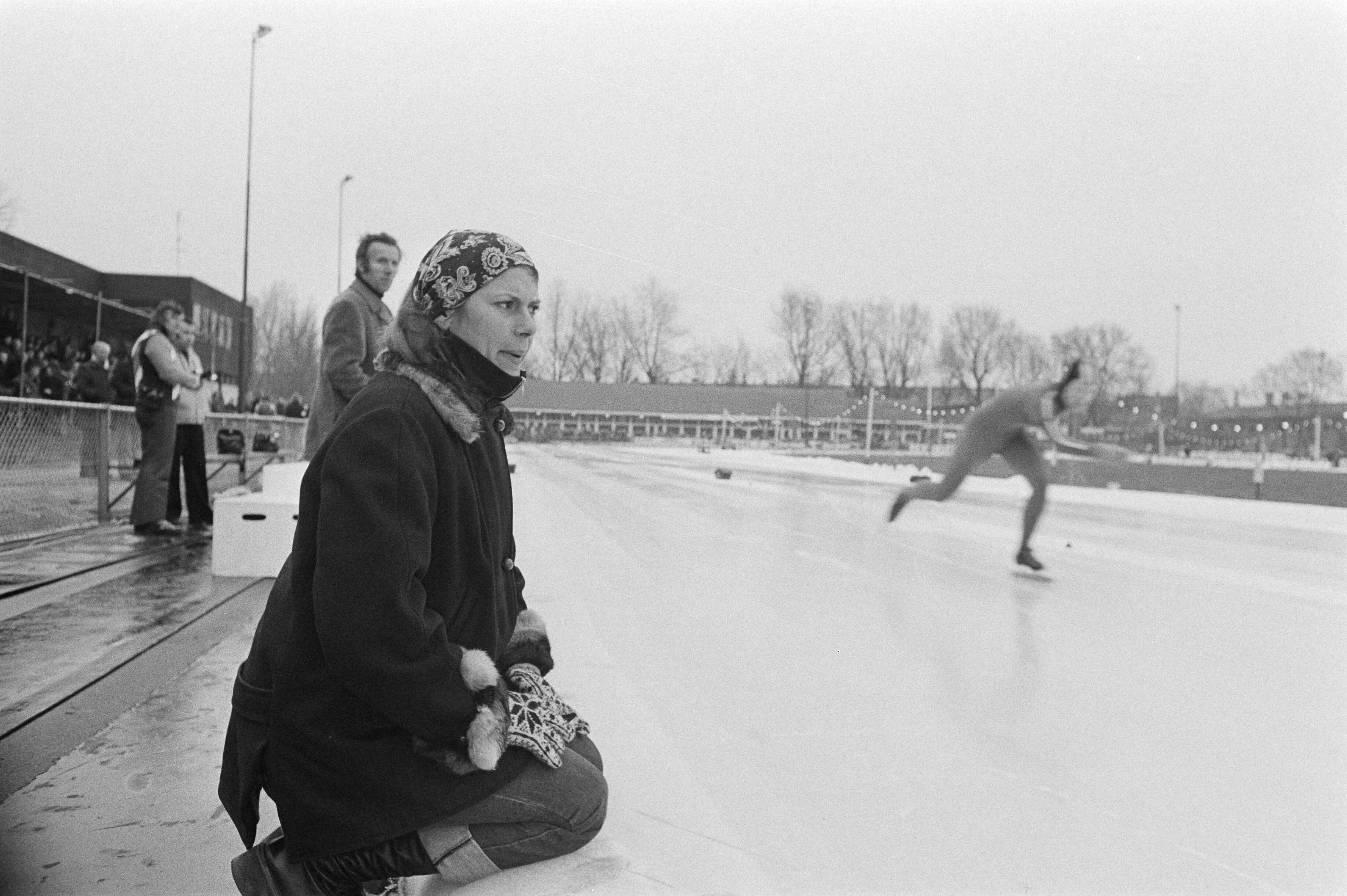 Fotocollectie Anefo — Nederlandse kampioenschappen schaatsen in Groningen; Sippie Tichelaar langs de baan — Foto: Verhoeff, Bert / Anefo. Licentie: Set B: Rechtenvrij / Publiek Domein. Bron: Nationaal Archief. http://hdl.handle.net/10648/ac7aa422-d0b4-102d-bcf8-003048976d84