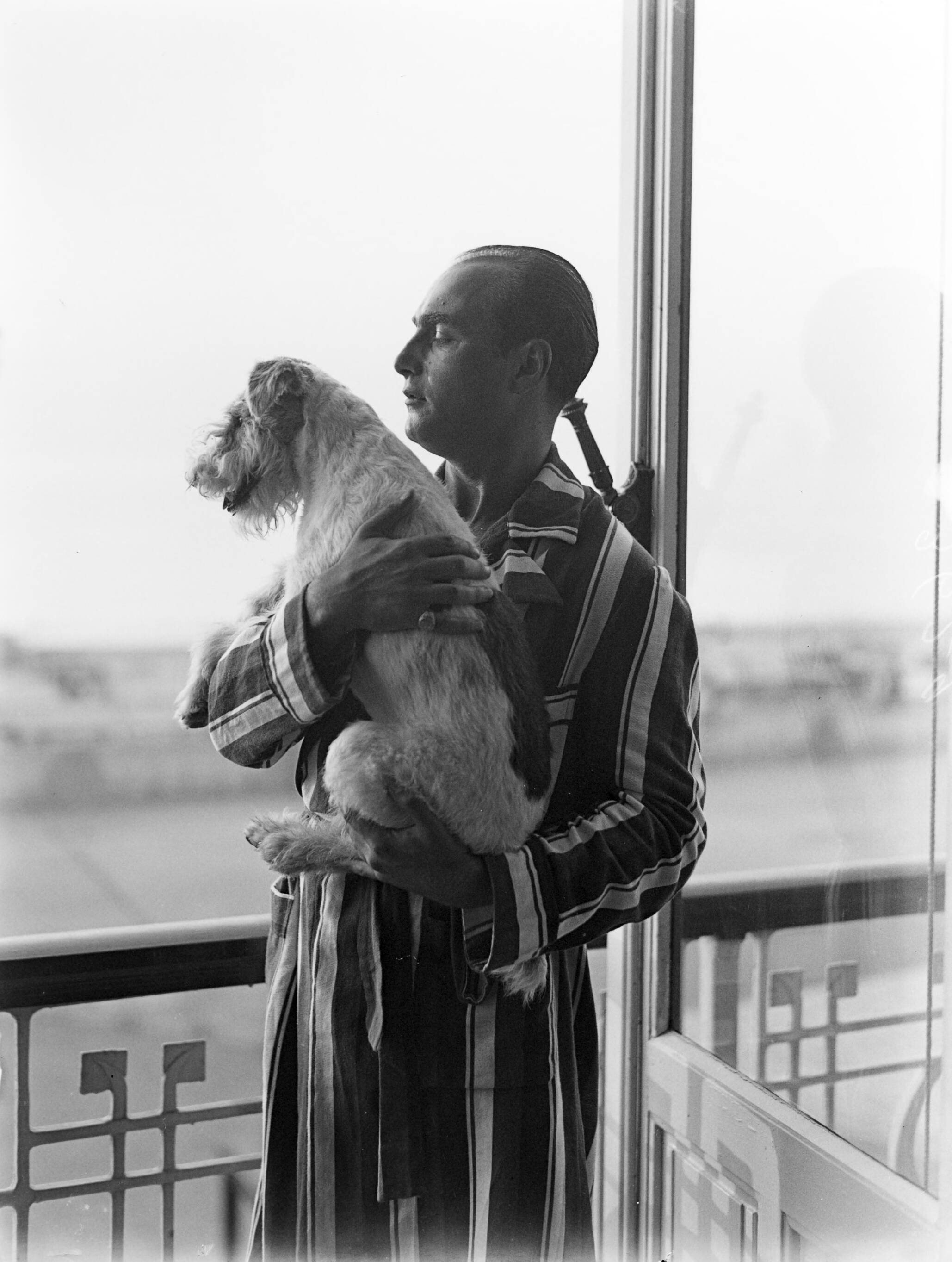 Scheveningen. — Een man (Farrar?) met een hond voor het raam van een hotelkamer van het Palace Hotel in Scheveningen — Foto: Poll, Willem van de. Licentie: Set B: Rechtenvrij / Publiek Domein. Bron: Nationaal Archief. http://hdl.handle.net/10648/ae9ab9a4-d0b4-102d-bcf8-003048976d84