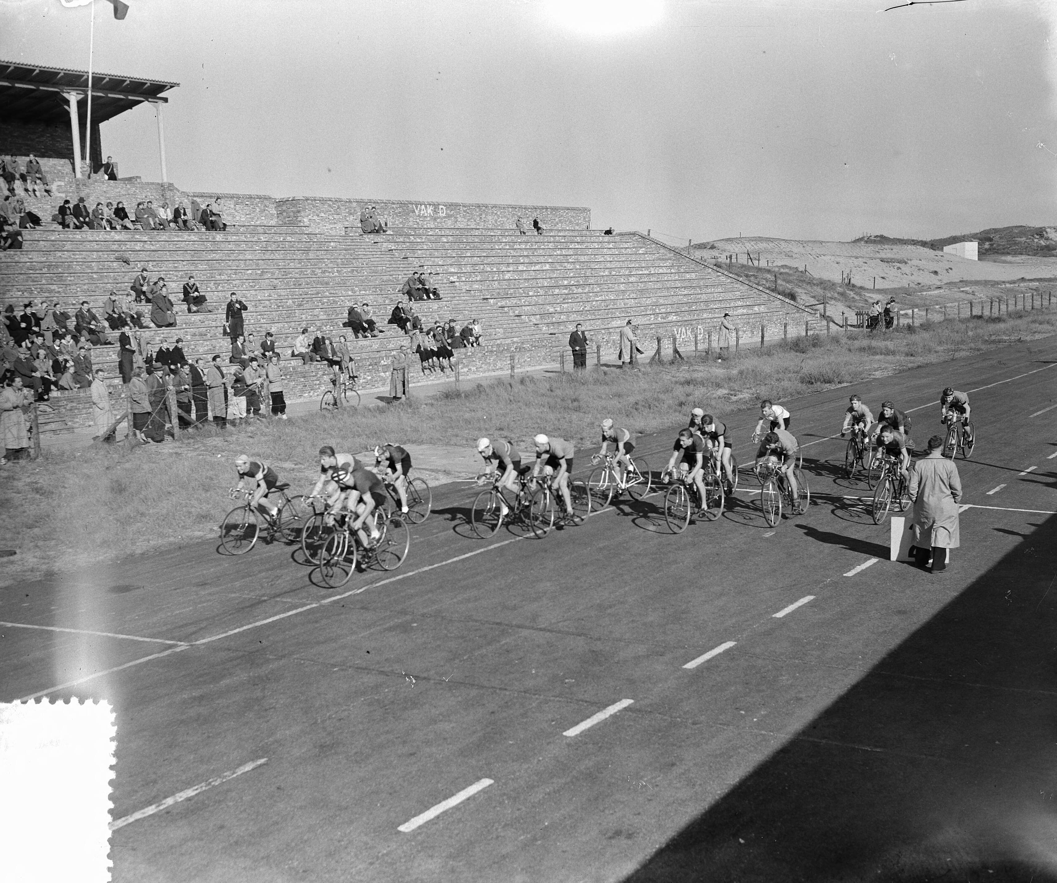 Fotocollectie Anefo — Wielrennen junioren op het circuit van Zandvoort — Foto: Pot, Harry / Anefo. Licentie: Set B: Rechtenvrij / Publiek Domein. Bron: Nationaal Archief. http://hdl.handle.net/10648/a900ff26-d0b4-102d-bcf8-003048976d84