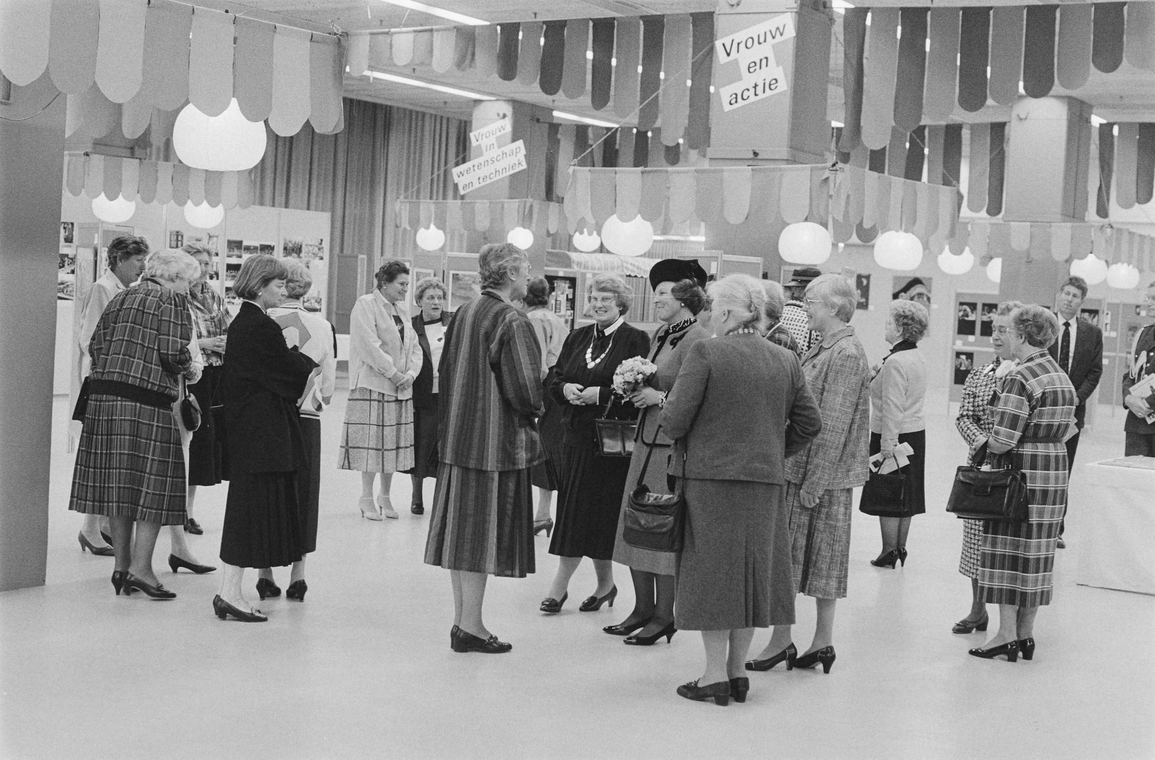 Fotocollectie Anefo — Koningin Beatrix bij algemene vergadering t.g.v. 75-jarig bestaan Nederlandse Vereniging van Huisvrouwen in Utrecht — Foto: Bogaerts, Rob / Anefo. Licentie: Set B: Rechtenvrij / Publiek Domein. Bron: Nationaal Archief. http://hdl.handle.net/10648/ad60169c-d0b4-102d-bcf8-003048976d84