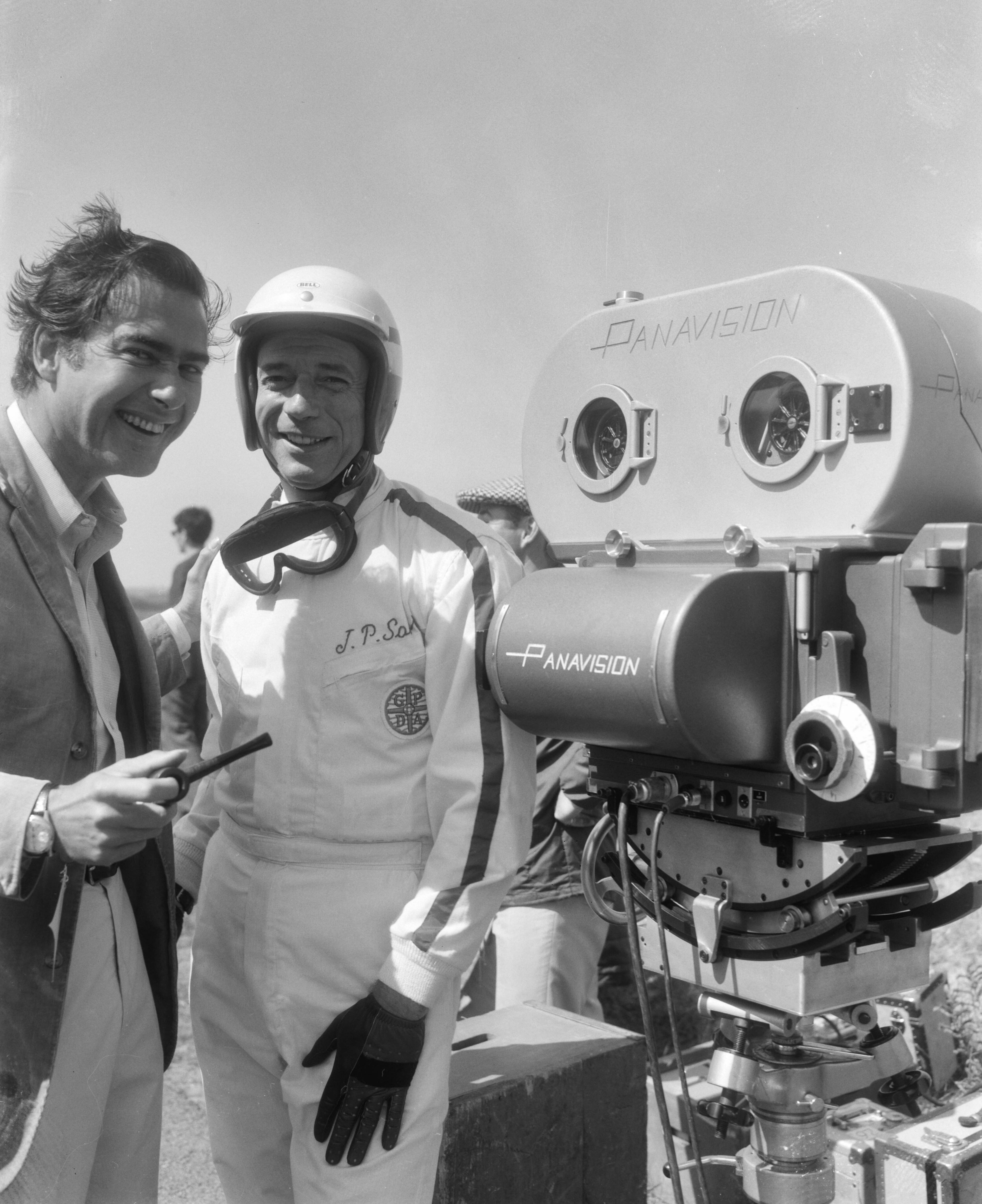 Fotocollectie Anefo — Cineramafilm "Grand Prix", filmopnames op het circuit van Zandvoort, rechts Yves Montand [als coureur Jean-Pierre Sarti] en regisseur John Frankenheimer — Foto: Bilsen, Joop van / Anefo. Licentie: Set B: Rechtenvrij / Publiek Domein. Bron: Nationaal Archief. http://hdl.handle.net/10648/aaf3bf9e-d0b4-102d-bcf8-003048976d84
