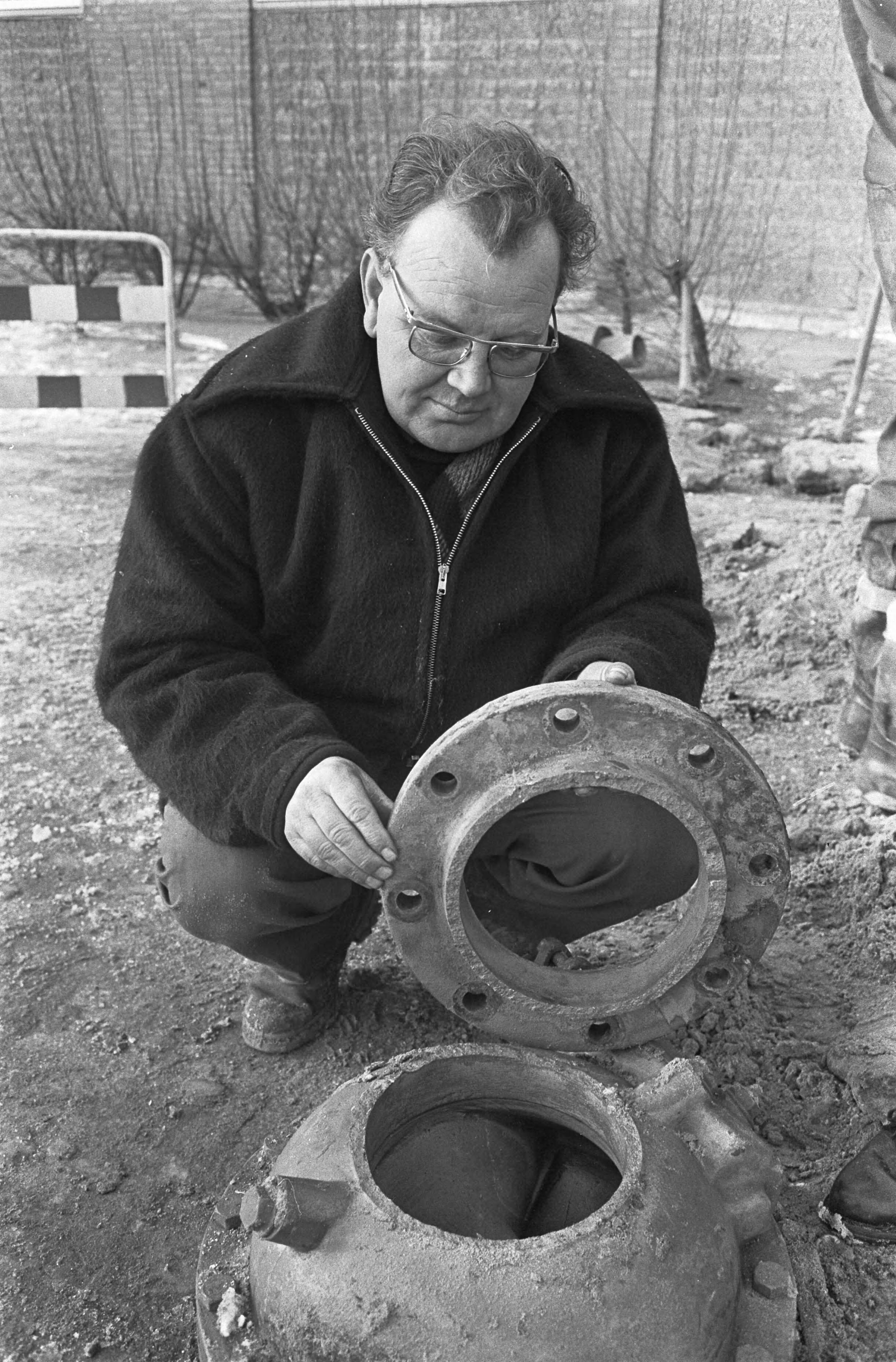 Fotocollectie Anefo — Aardgasleiding gesprongen in Haarlem, een monteur laat zien hoe flens afscheurde — Foto: Koch, Eric / Anefo. Licentie: Set B: Rechtenvrij / Publiek Domein. Bron: Nationaal Archief. http://hdl.handle.net/10648/ab323620-d0b4-102d-bcf8-003048976d84