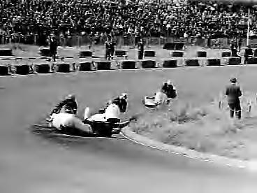 Fotocollectie Anefo — KNMV-motorraces en zijspanraces op het circuit van Zandvoort. Zijspannen onder aan de Hunzerug — Foto: Bilsen, Joop van / Anefo. Licentie: Set B: Rechtenvrij / Publiek Domein. Bron: Nationaal Archief. http://hdl.handle.net/10648/a964a86e-d0b4-102d-bcf8-003048976d84