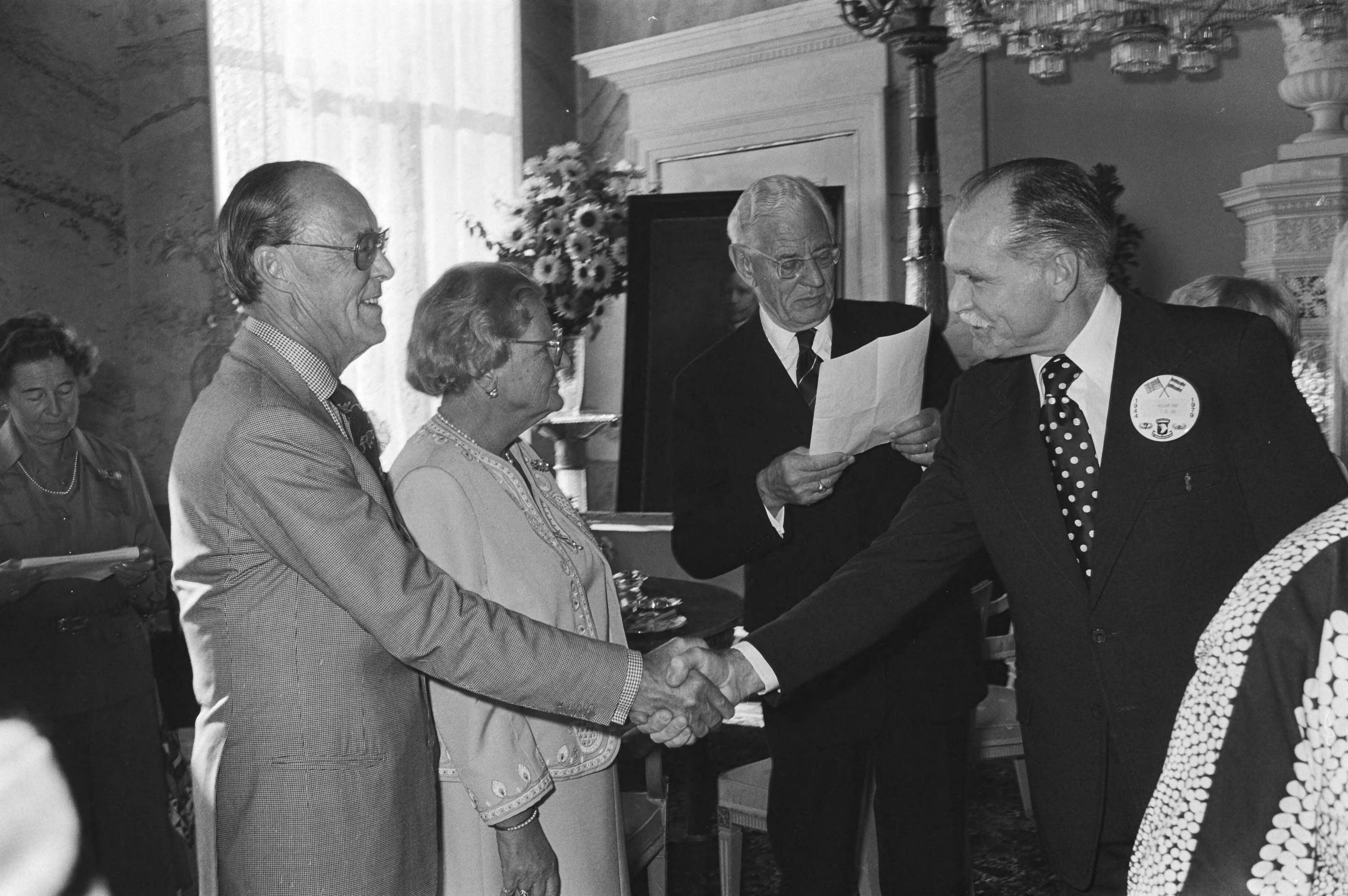 Boek over de 101e Airborne Division door oudstrijders aan koningin Juliana aangeboden op Paleis Soestdijk — Koningin Juliana en prins Bernhard spreken met aanwezigen — Foto: Suyk, Koen / Anefo. Licentie: Set B: Rechtenvrij / Publiek Domein. Bron: Nationaal Archief. http://hdl.handle.net/10648/acd152d6-d0b4-102d-bcf8-003048976d84