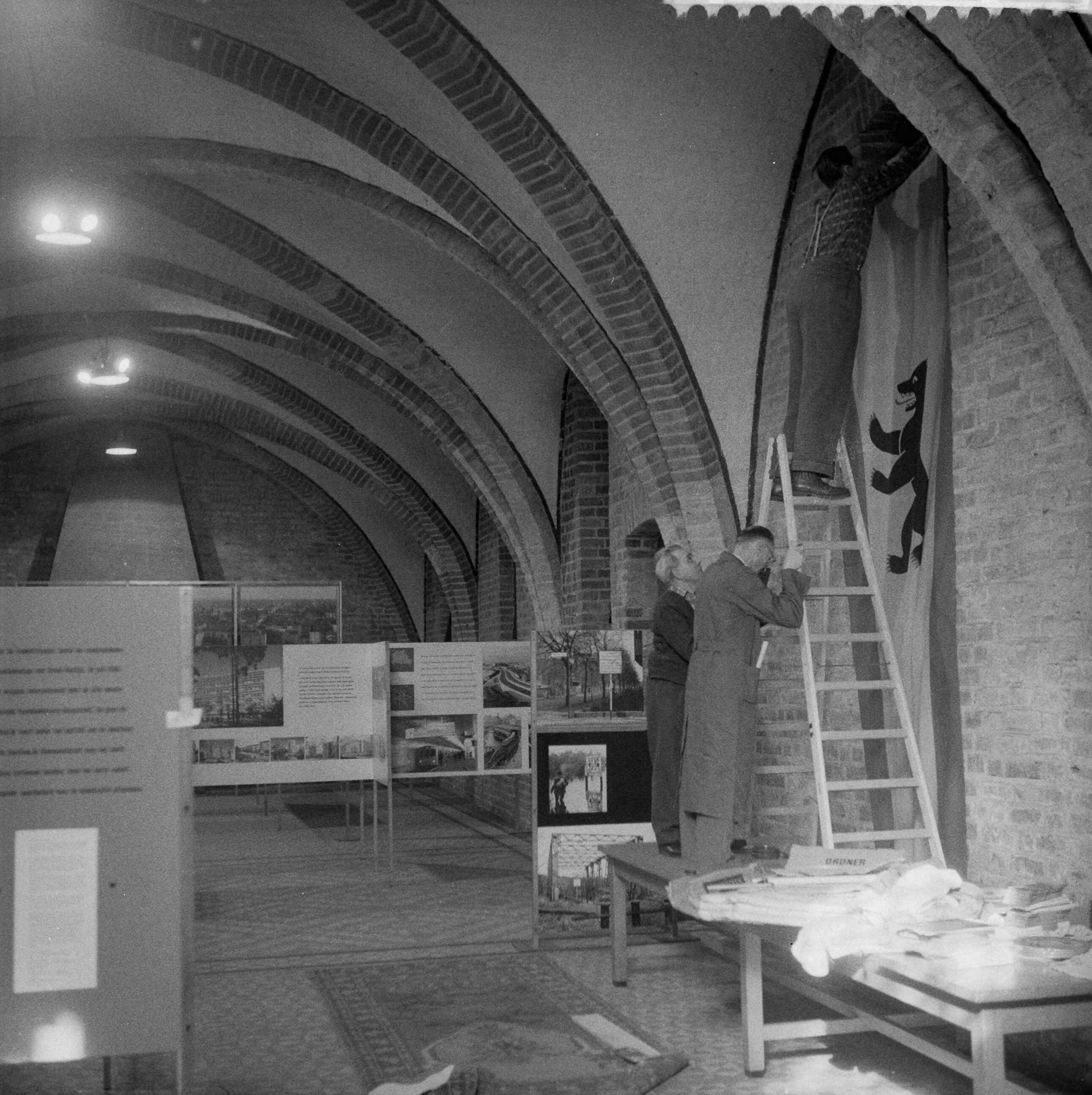 Inrichten van de tentoonstelling "Berlijn bolwerk der vrijheid" te Den Haag — Foto: Rossem, Wim van / Anefo. — Licentie: Set B: Rechtenvrij / Publiek Domein. Bron: Nationaal Archief. http://hdl.handle.net/10648/a9caebce-d0b4-102d-bcf8-003048976d84
