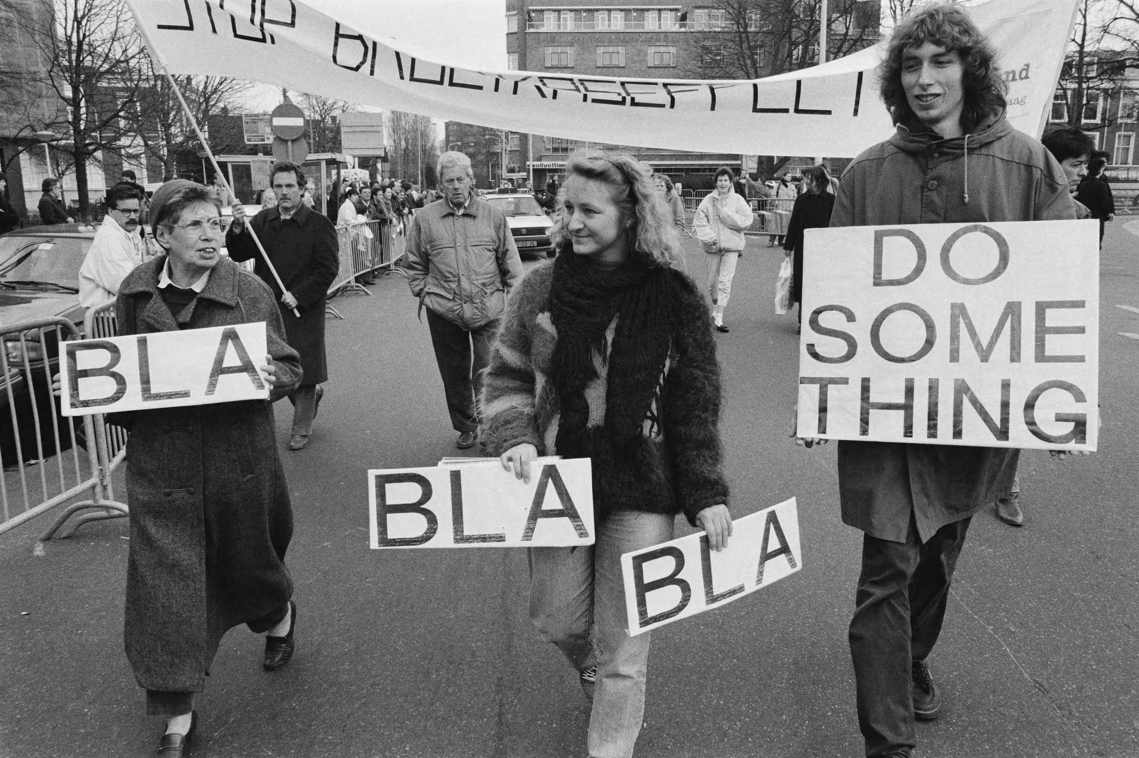Internationale milieuconferentie in het Vredespaleis te Den Haag — Kleine demonstratie bij de ingang van het Vredespaleis — Foto: Croes, Rob C. / Anefo. Licentie: Set B: Rechtenvrij / Publiek Domein. Bron: Nationaal Archief. http://hdl.handle.net/10648/ad717c7a-d0b4-102d-bcf8-003048976d84