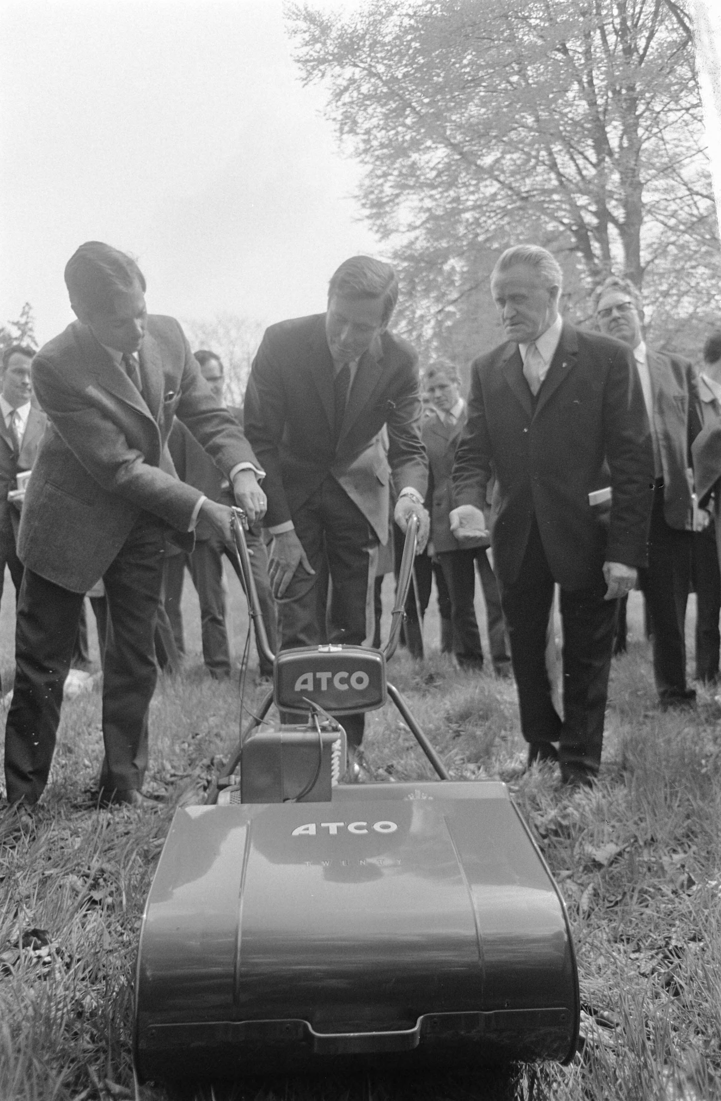 Fotocollectie Anefo — HKH Prins Claus opent de 22e "Werktuigendagen" te Liempde Prins Claus tijdens rondgang — Foto: Mieremet, Rob / Anefo. Licentie: Set B: Rechtenvrij / Publiek Domein. Bron: Nationaal Archief. http://hdl.handle.net/10648/ab68396e-d0b4-102d-bcf8-003048976d84