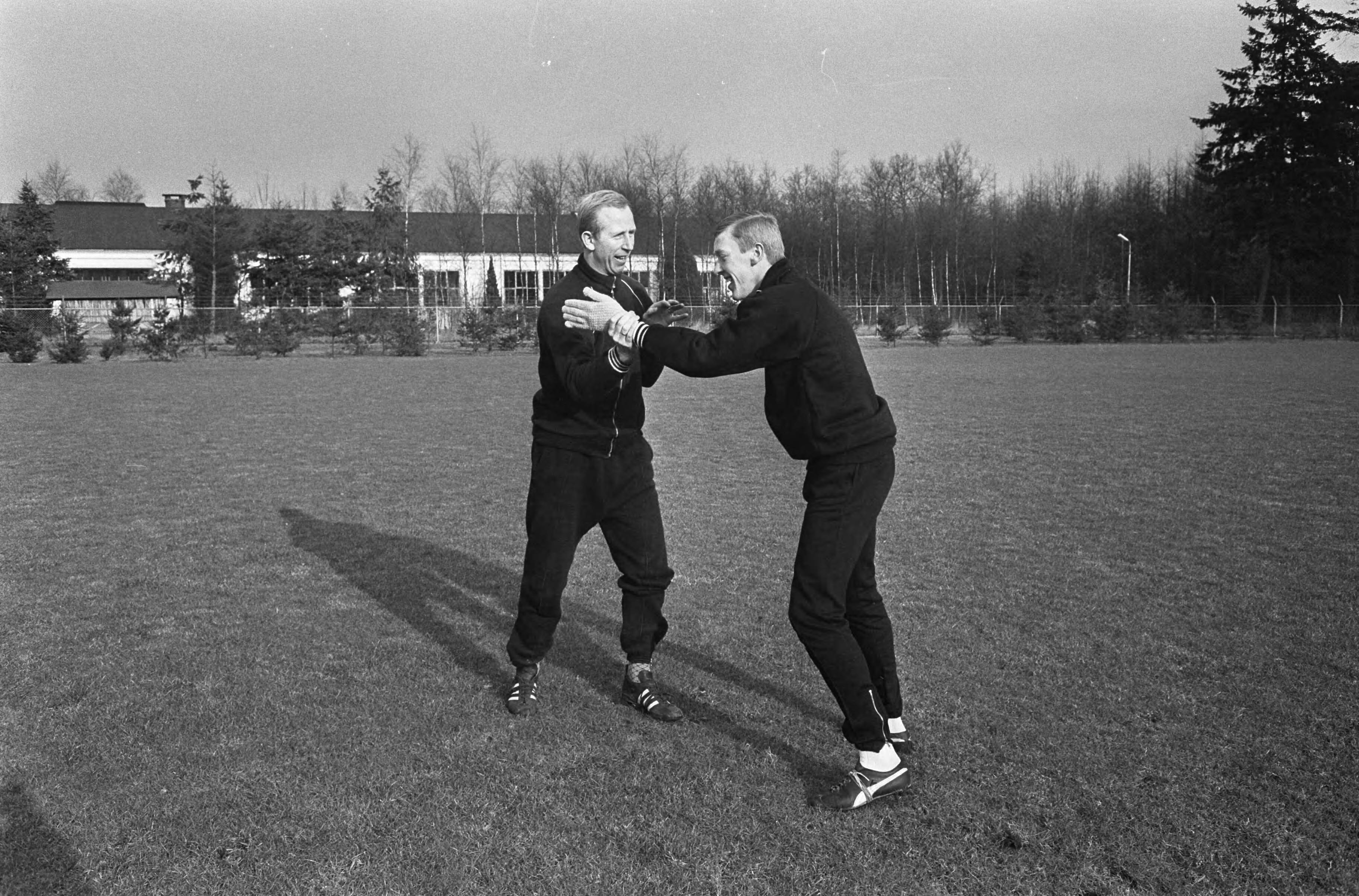 Fotocollectie Anefo — Training Nederlands elftal, Henk Groot en Pim Doesburg (r.) tijdens training — Foto: Koch, Eric / Anefo. Licentie: Set B: Rechtenvrij / Publiek Domein. Bron: Nationaal Archief. http://hdl.handle.net/10648/aa934d30-d0b4-102d-bcf8-003048976d84