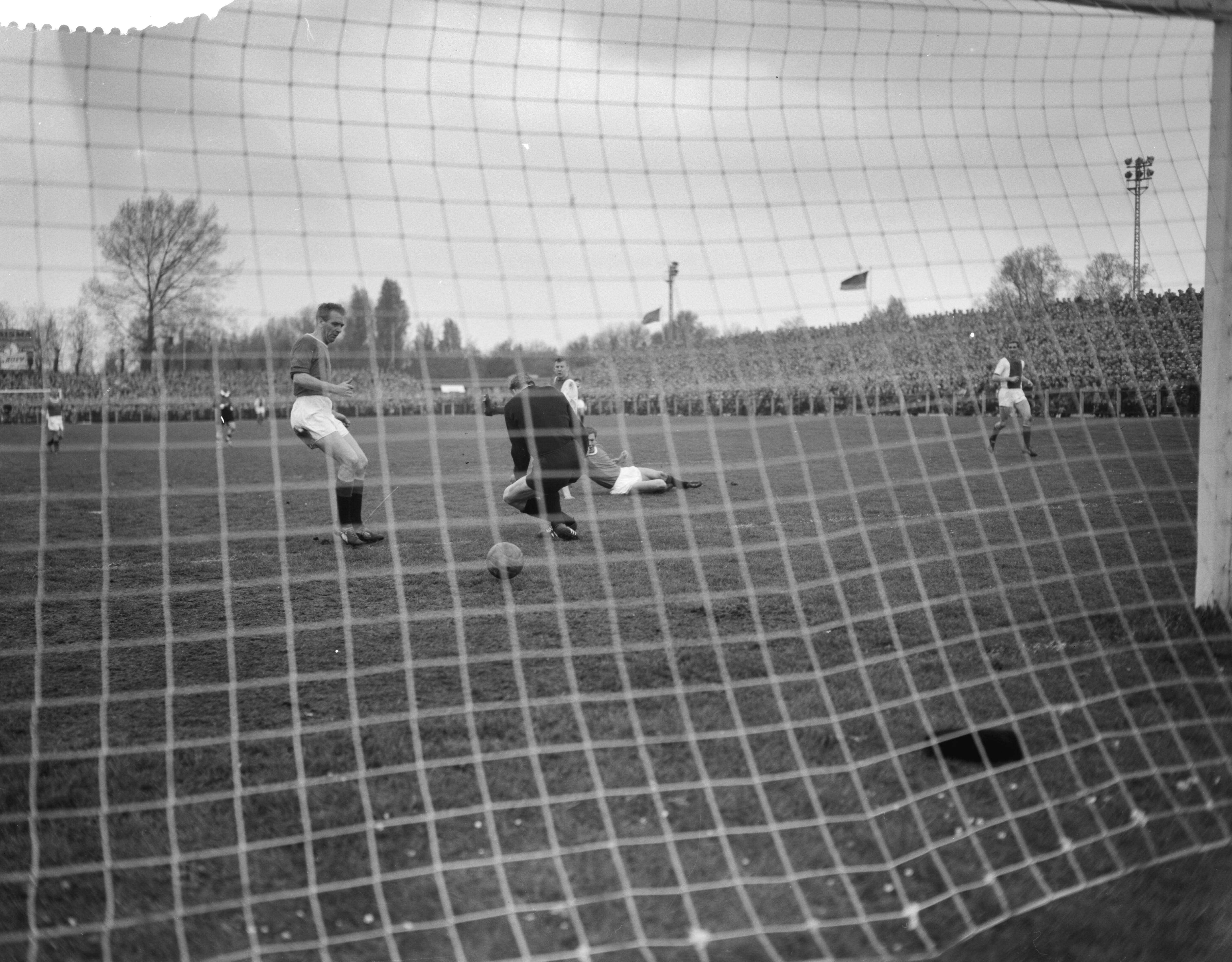 Fotocollectie Anefo — Voetbal. ADO tegen Ajax 1-3. Spelmoment, Co Prins scoort eerste doelpunt. ADO-keeper Martin van Vianen is verslagen — Foto: Bilsen, Joop van / Anefo. Licentie: Set B: Rechtenvrij / Publiek Domein. Bron: Nationaal Archief. http://hdl.handle.net/10648/a9d15518-d0b4-102d-bcf8-003048976d84