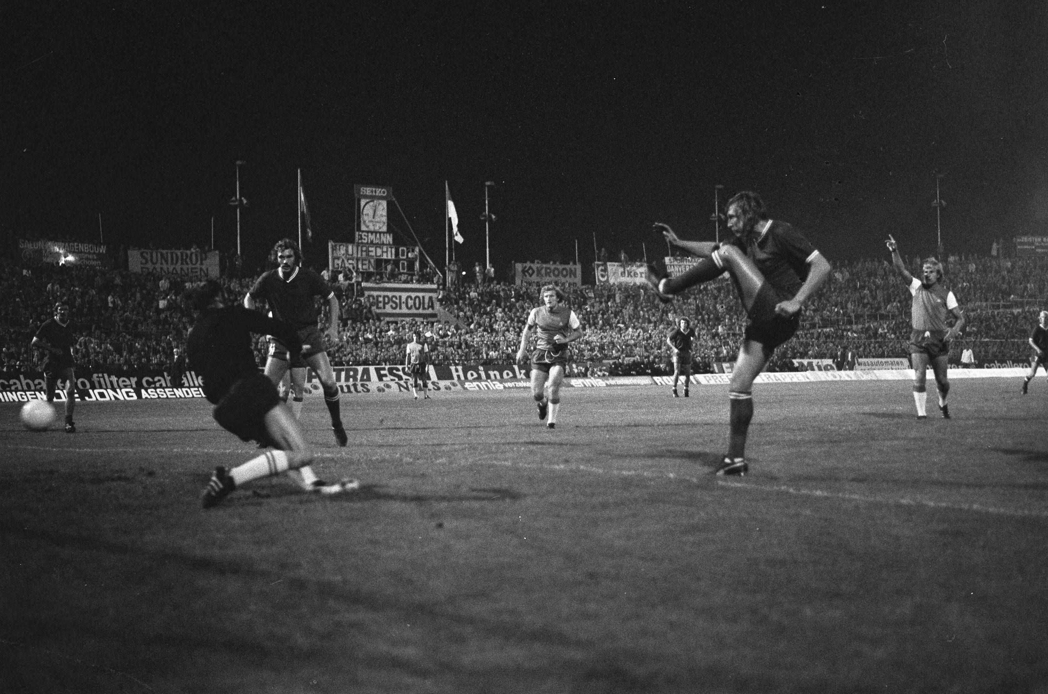 Fotocollectie Anefo — Utrecht tegen Feyenoord 0-4, Van Maurik schiet naast — Foto: Peters, Hans / Anefo. Licentie: Set B: Rechtenvrij / Publiek Domein. Bron: Nationaal Archief. http://hdl.handle.net/10648/ac366e56-d0b4-102d-bcf8-003048976d84
