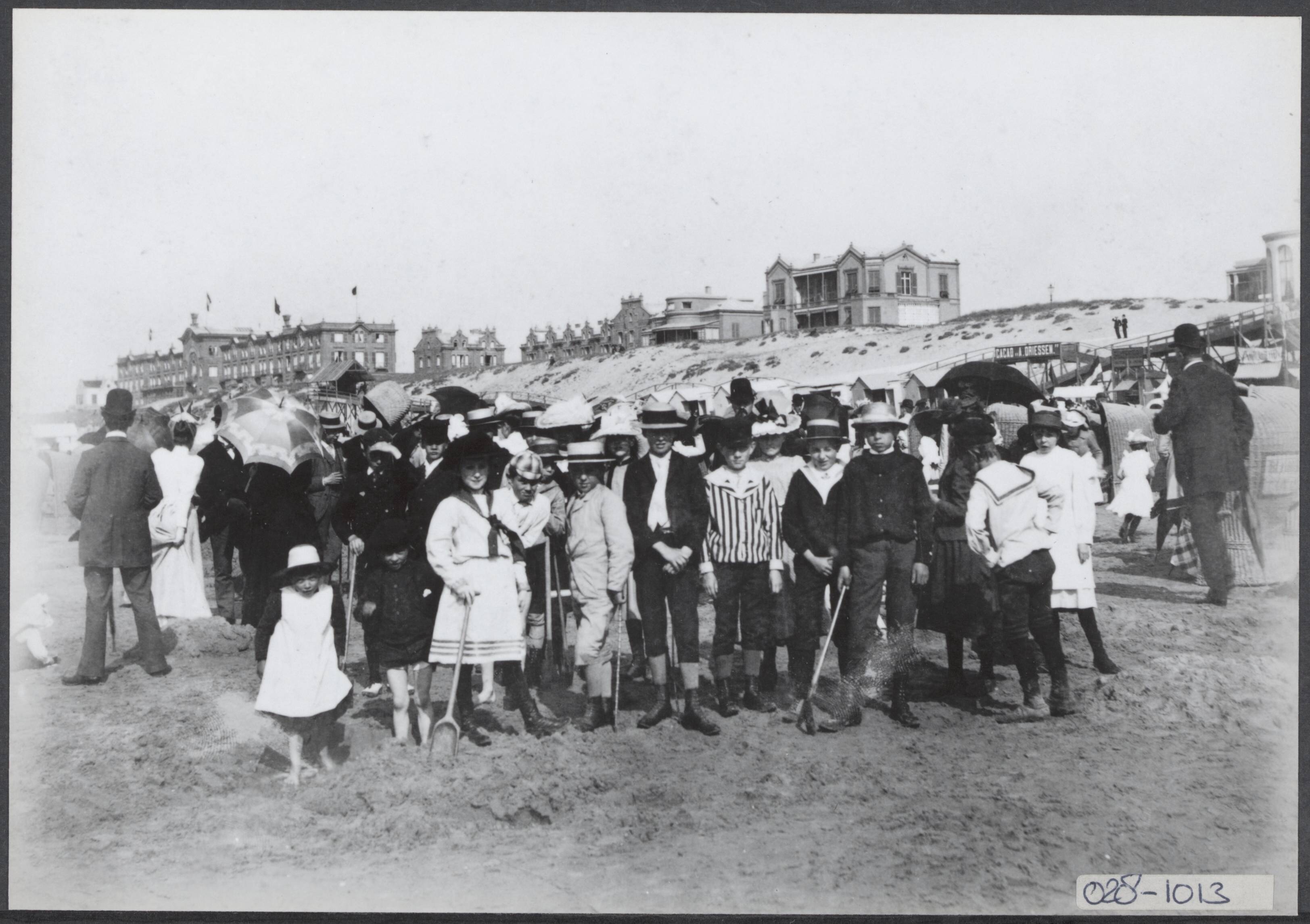 Fotocollectie Elsevier Binnenland — Scheveningen. Strand. Op de achtergrond Hotel d'Orange (Hotel Oranje) — Foto: Onbekend / Publiek Domein of Rechtenvrij. Licentie: Set B: Rechtenvrij / Publiek Domein. Bron: Nationaal Archief. http://hdl.handle.net/10648/addf8328-d0b4-102d-bcf8-003048976d84