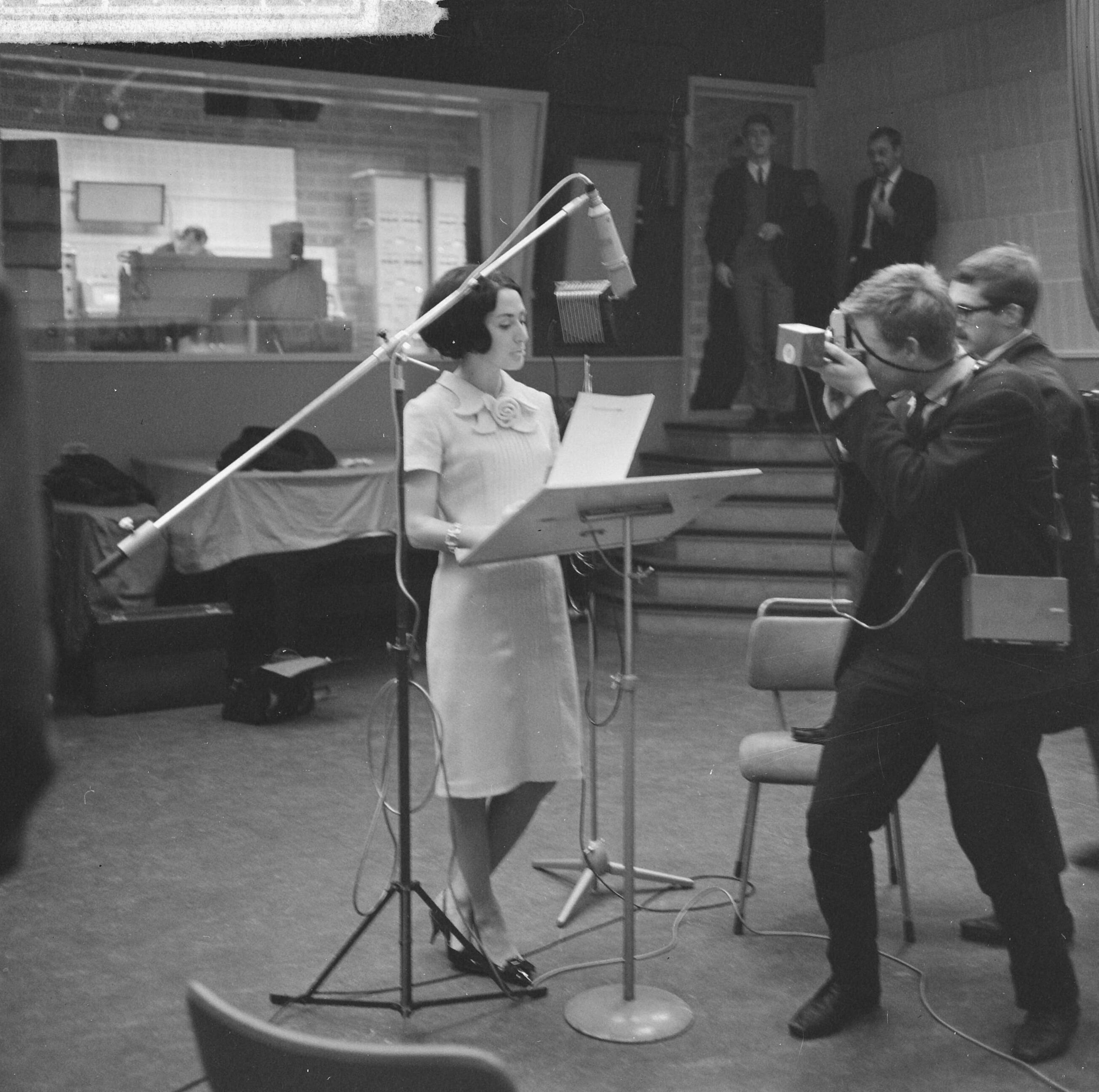 Fotocollectie Anefo — Joan Haanappel bij Phonogram te Hilversum, opname van haar eerste grammofoonplaat, Joan Haanappel tijdens opname — Foto: Pot, Harry / Anefo. Licentie: Set B: Rechtenvrij / Publiek Domein. Bron: Nationaal Archief. http://hdl.handle.net/10648/aa7e6ba4-d0b4-102d-bcf8-003048976d84