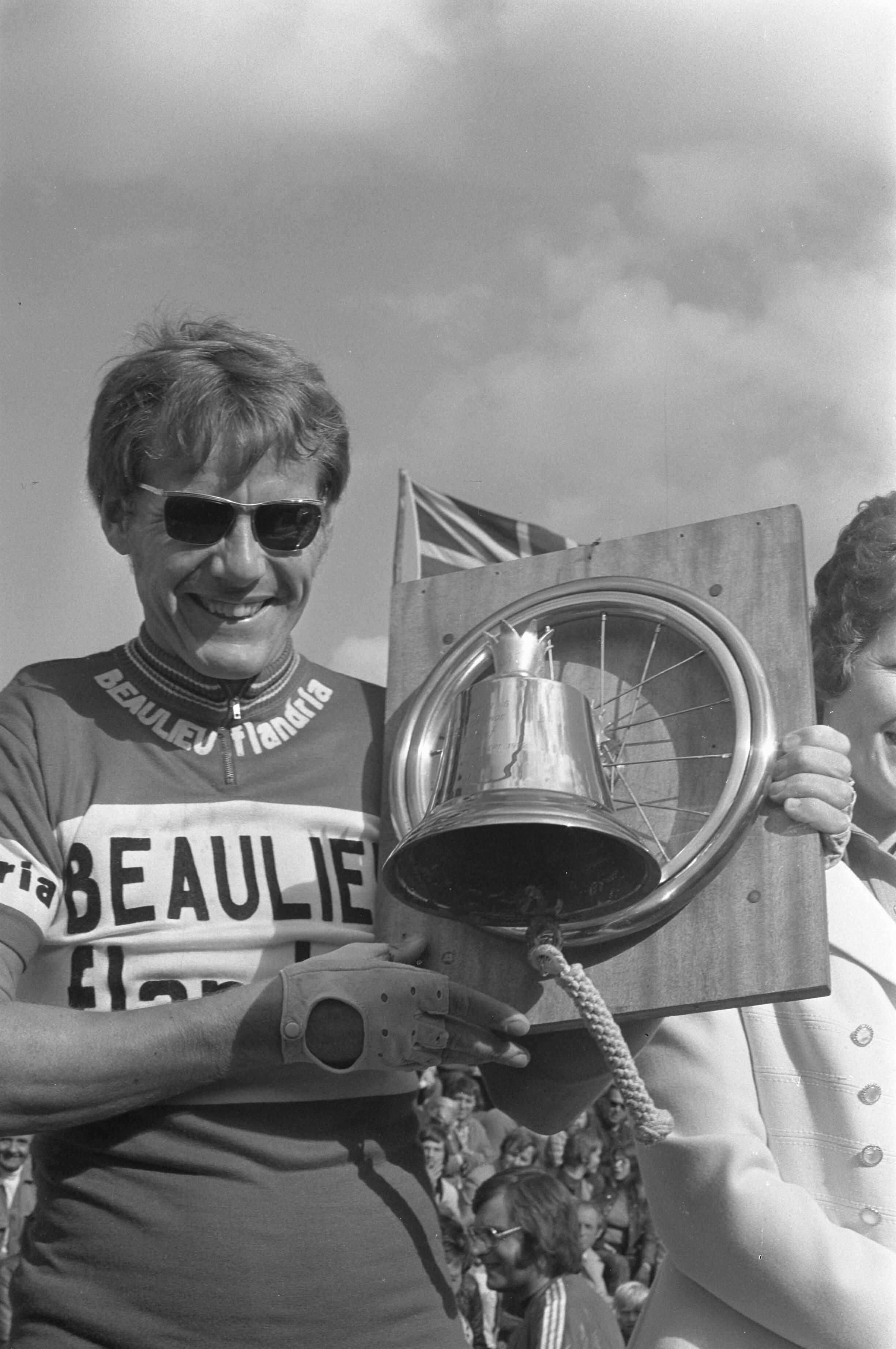 Fotocollectie Anefo — Jan Janssen neemt afscheid van wielersport, wordt gehuldigd voor aanvang van de Ronde van Kortenhoef , Jan Janssen met trofee bij de ronde bel — Foto: Croes, Rob C. / Anefo. Licentie: Set B: Rechtenvrij / Publiek Domein. Bron: Nationaal Archief. http://hdl.handle.net/10648/abf7031a-d0b4-102d-bcf8-003048976d84