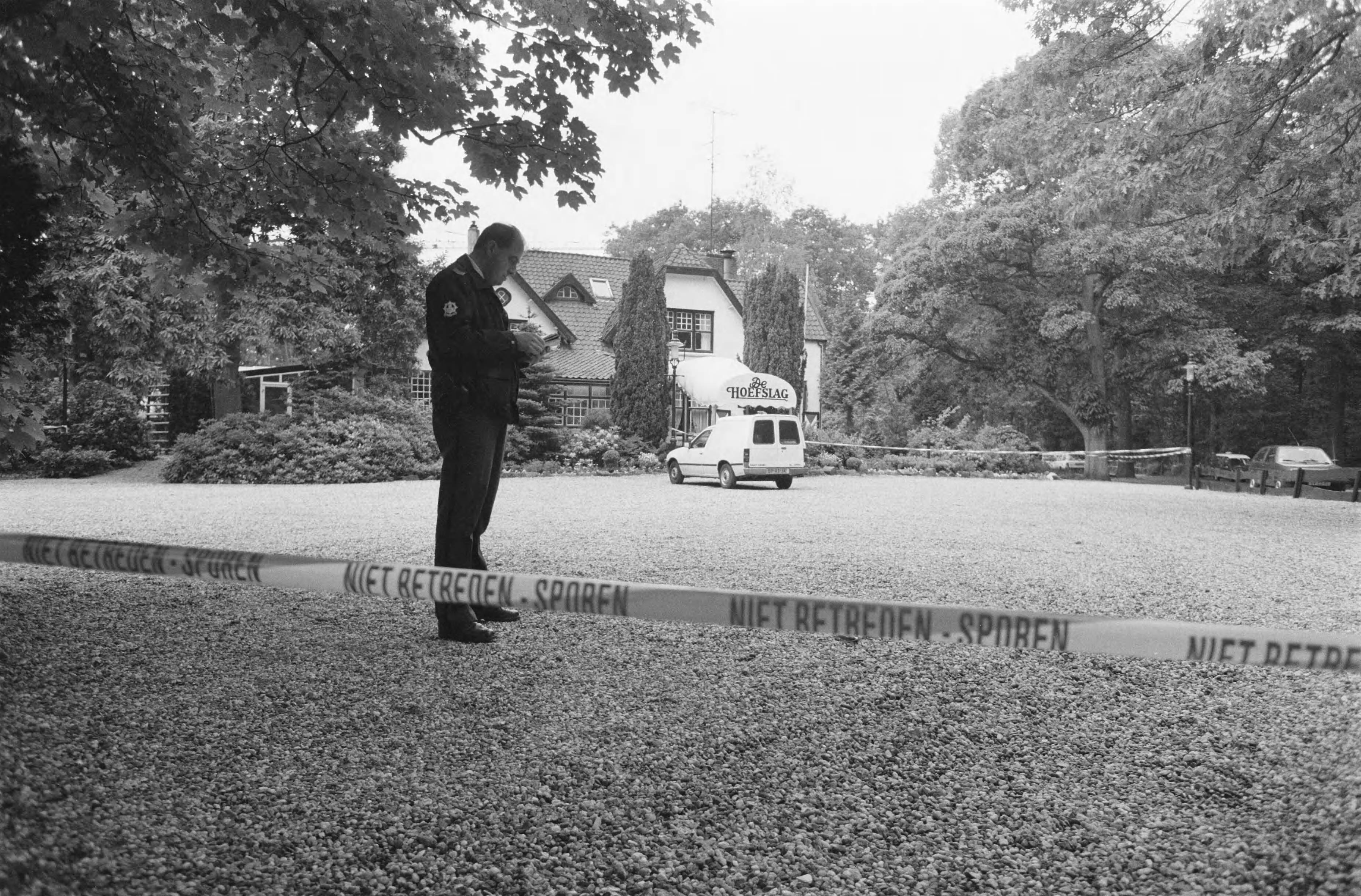 Fotocollectie Anefo — Onderzoek door de politie bij restaurant De Hoefslag (bij Zeist) na de moord op G. Fagel — Foto: Croes, Rob C. / Anefo. Licentie: Set B: Rechtenvrij / Publiek Domein. Bron: Nationaal Archief. http://hdl.handle.net/10648/ad733fe2-d0b4-102d-bcf8-003048976d84