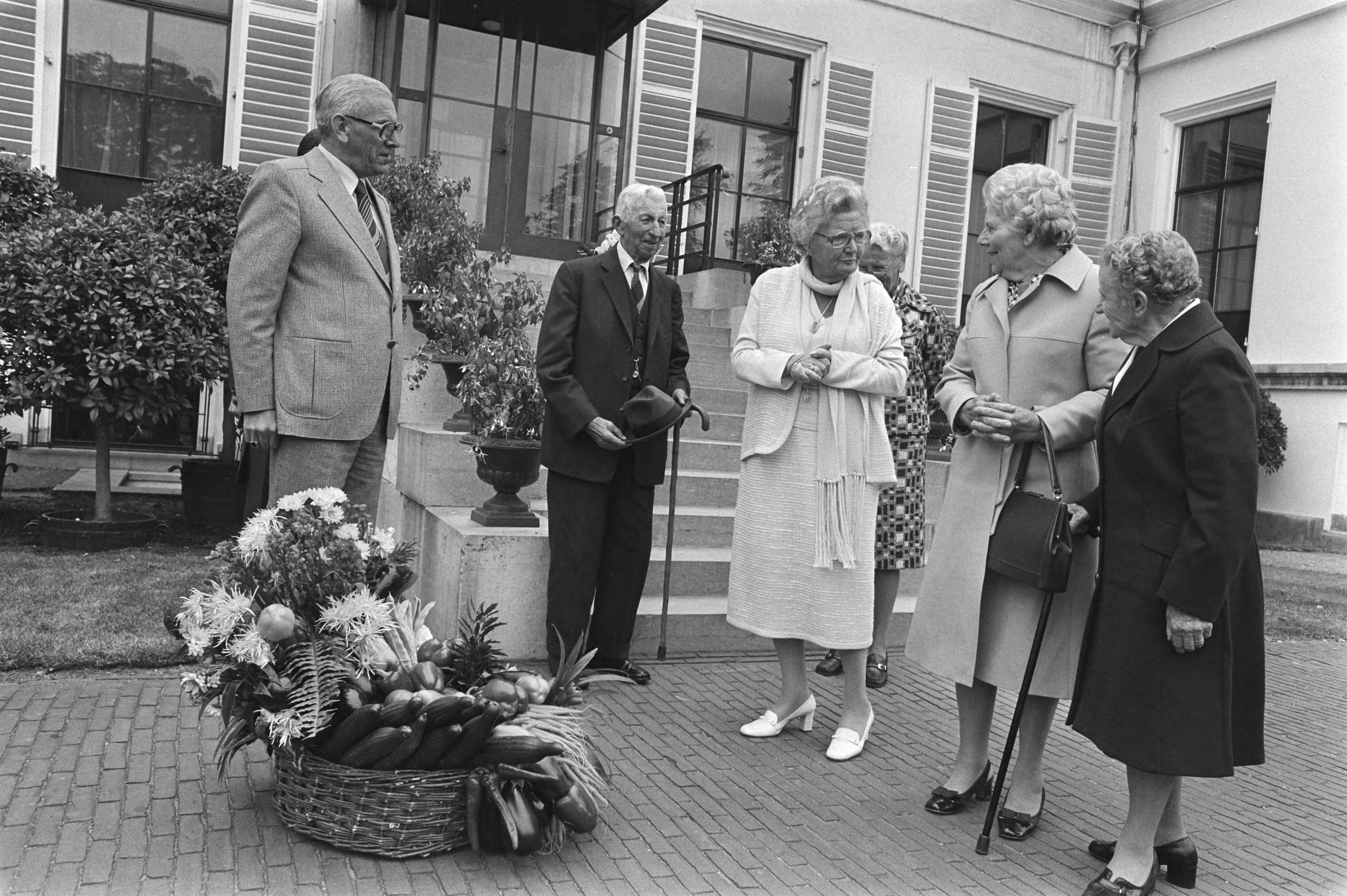 Fotocollectie Anefo — Bejaardendefile Soestdijk, tijdens defile — Foto: Verhoeff, Bert / Anefo. Licentie: Set B: Rechtenvrij / Publiek Domein. Bron: Nationaal Archief. http://hdl.handle.net/10648/acb61962-d0b4-102d-bcf8-003048976d84