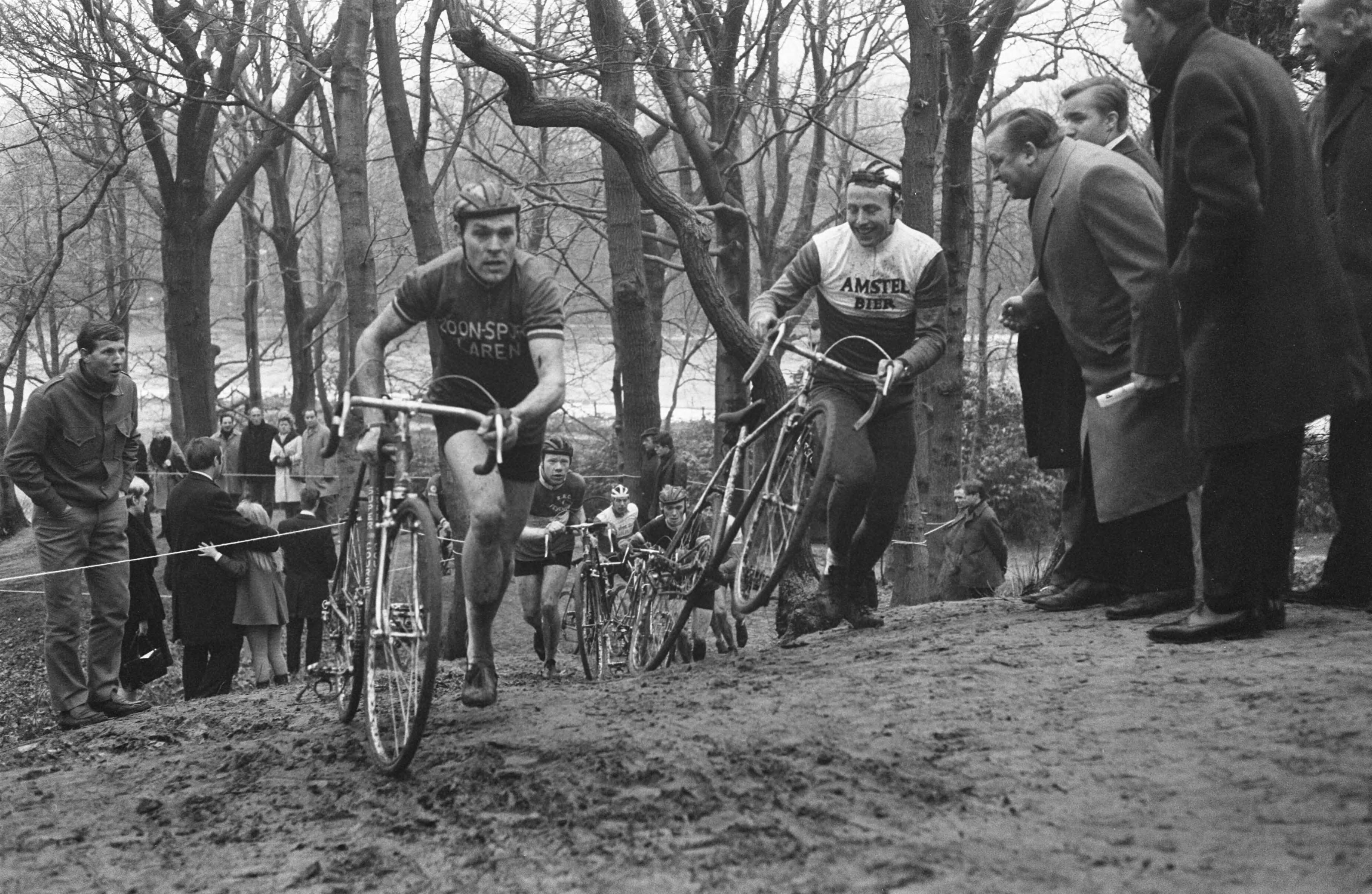 Fotocollectie Anefo — Cyclo-cross "Katerkoers 1969" winnaar Cor Rutgers (links) passeert Joop Zoetemelk — Foto: Koch, Eric / Anefo. Licentie: Set B: Rechtenvrij / Publiek Domein. Bron: Nationaal Archief. http://hdl.handle.net/10648/ab59c1fe-d0b4-102d-bcf8-003048976d84
