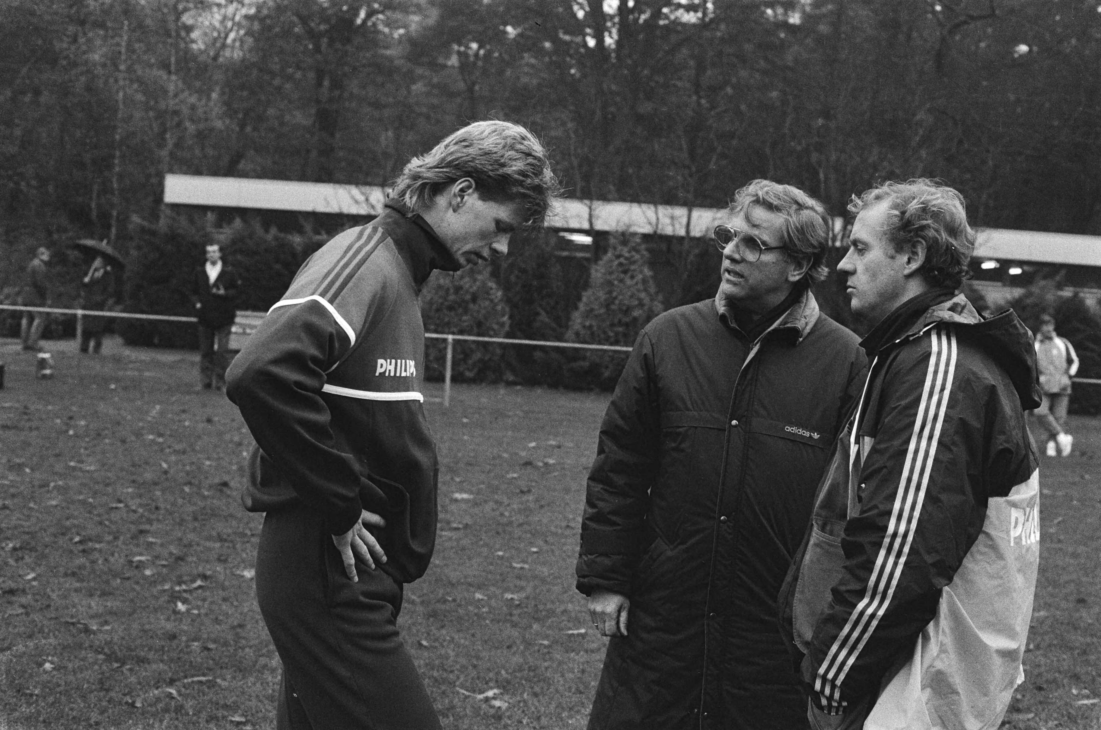 Fotocollectie Anefo — Training Nederlands elftal in Zeist; John van Loen in gesprek met dr. Kessel (m) — Foto: Bogaerts, Rob / Anefo. Licentie: Set B: Rechtenvrij / Publiek Domein. Bron: Nationaal Archief. http://hdl.handle.net/10648/ad4cb1e2-d0b4-102d-bcf8-003048976d84