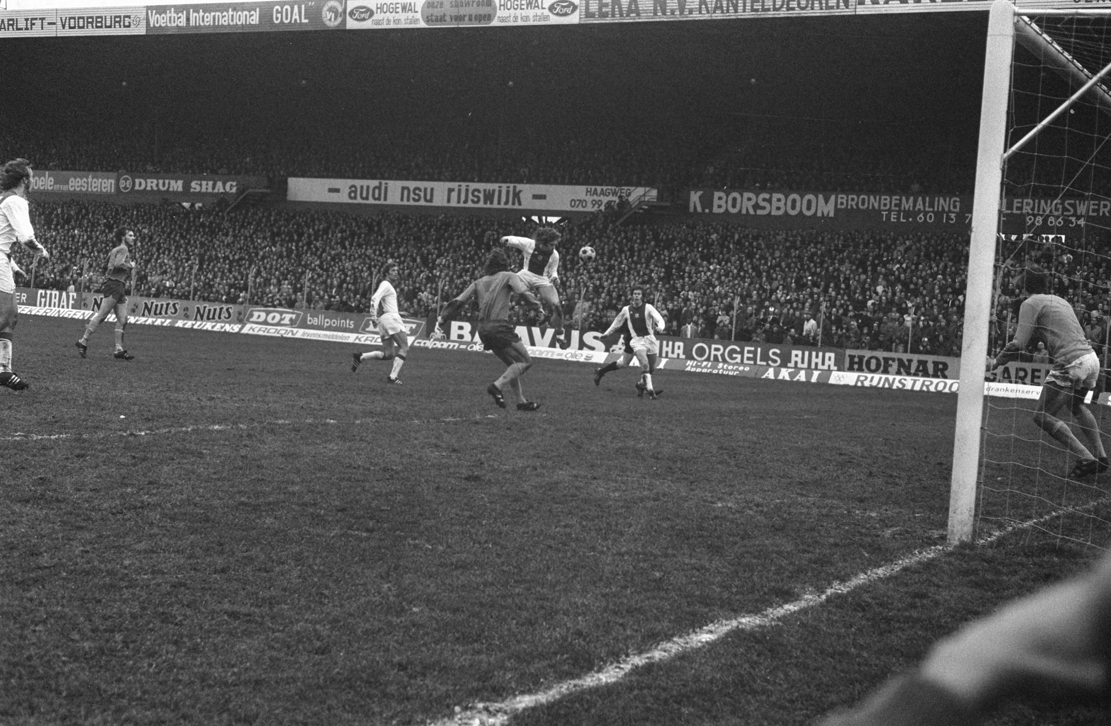 Den Haag tegen Ajax: 0-1 — Voorbereiding van het Ajaxdoelpunt — Foto: Fotograaf Onbekend / Anefo. Licentie: Set B: Rechtenvrij / Publiek Domein. Bron: Nationaal Archief. http://hdl.handle.net/10648/ac417c2e-d0b4-102d-bcf8-003048976d84