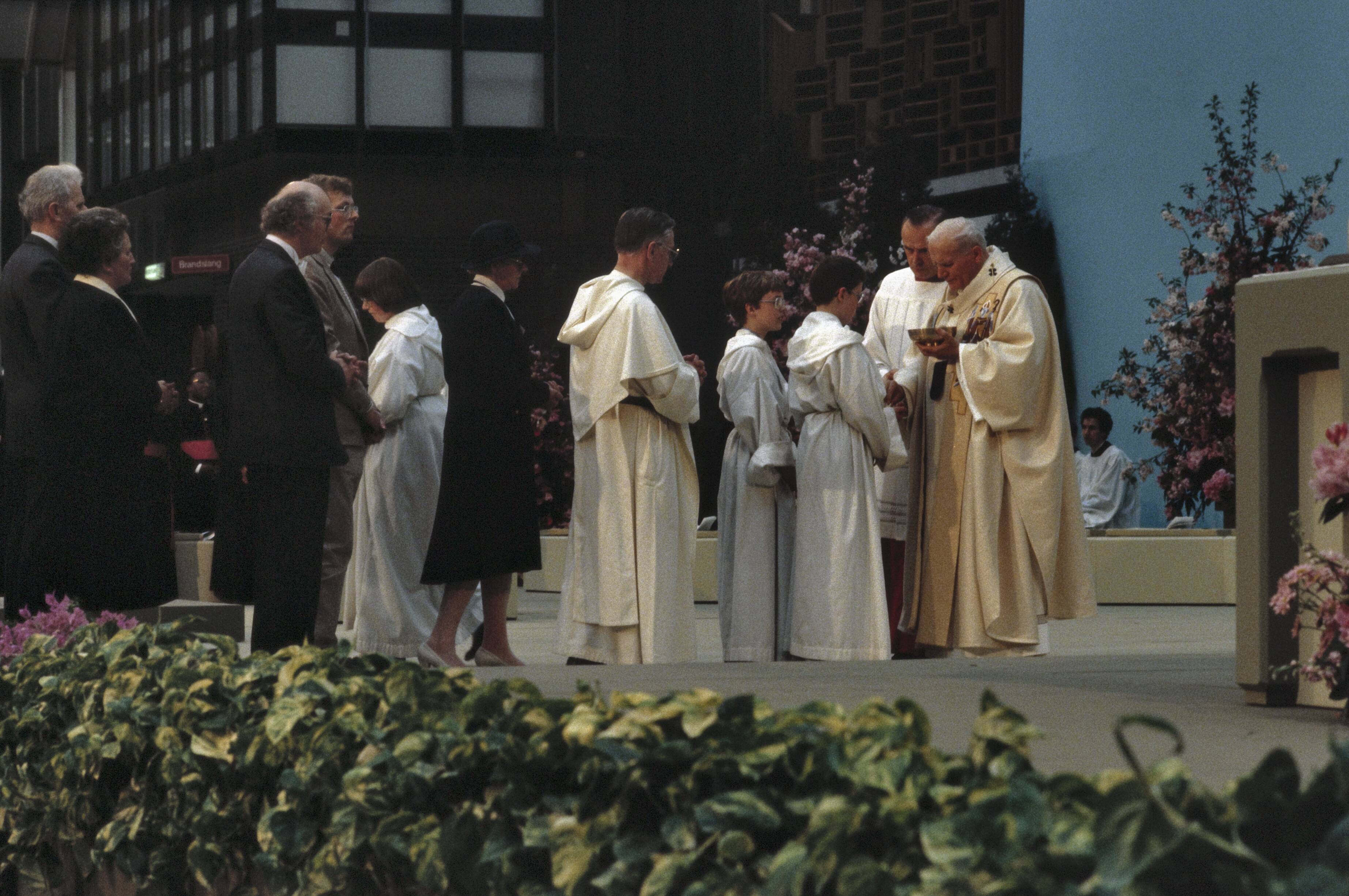 Fotocollectie Anefo — Pausbezoek aan Nederland; Eucharistieviering in de Jaarbeurshallen in Utrecht — Foto: Croes, Rob C. / Anefo. Licentie: Set B: Rechtenvrij / Publiek Domein. Bron: Nationaal Archief. http://hdl.handle.net/10648/ad8ba730-d0b4-102d-bcf8-003048976d84