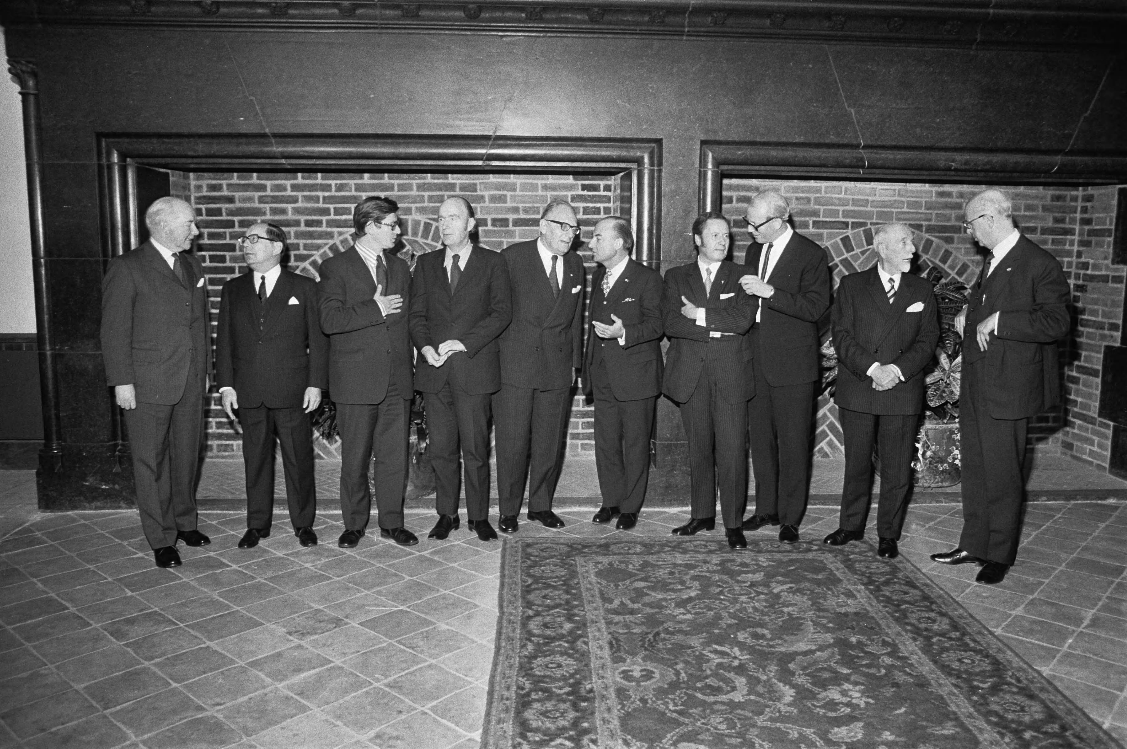 Fotocollectie Anefo — Conferentie van Ministers van Buitenlandse Zaken van EEG-landen in Den Haag , Ridderzaal, de deelnemende Ministers — Foto: Mieremet, Rob / Anefo. Licentie: Set B: Rechtenvrij / Publiek Domein. Bron: Nationaal Archief. http://hdl.handle.net/10648/abfe785c-d0b4-102d-bcf8-003048976d84
