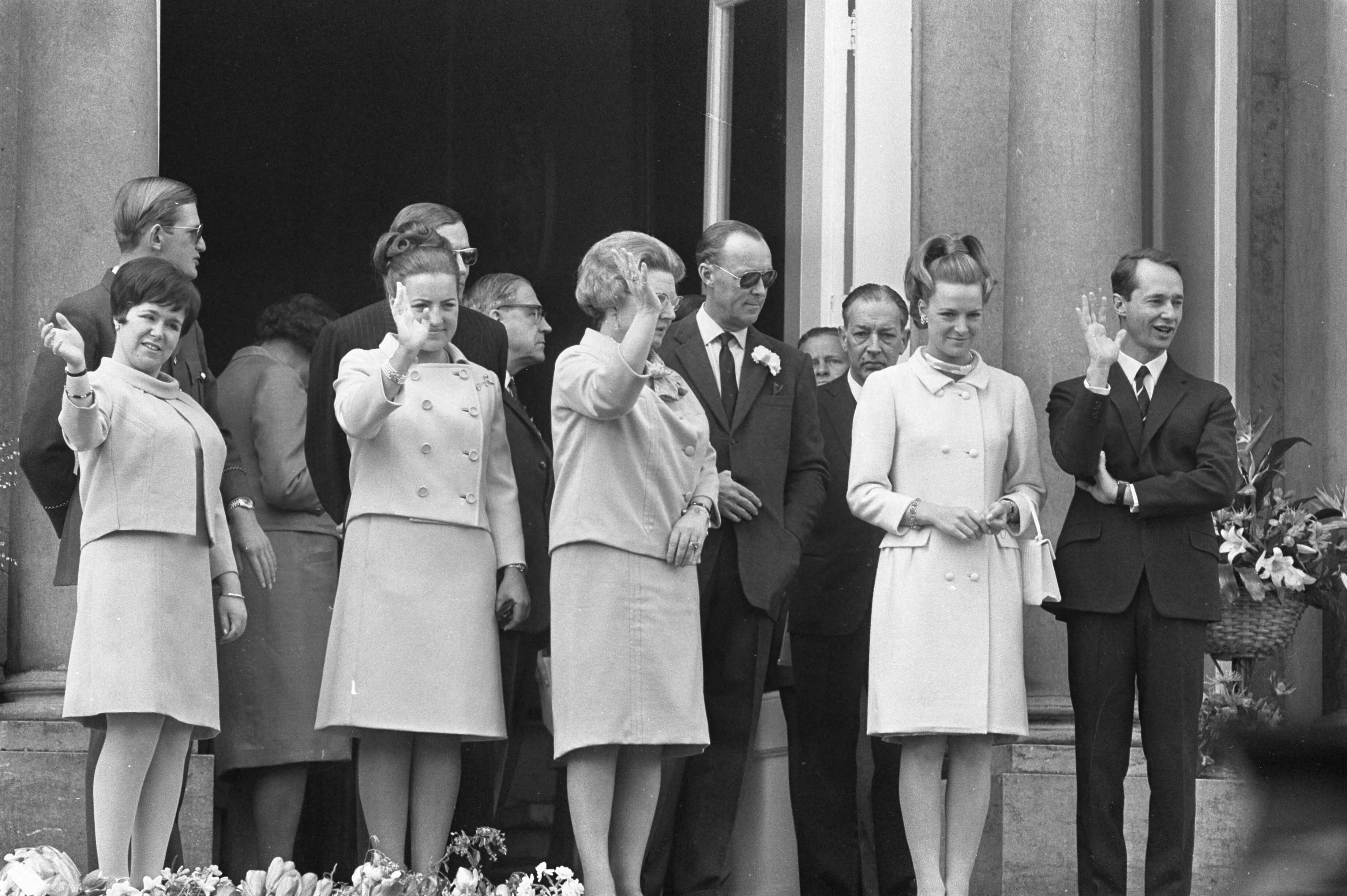 Fotocollectie Anefo — Koningin Juliana 58 jaar, defile op Paleis Soestdijk , Koninklijke familie op bordes — Foto: Nijs, Jac. de / Anefo. Licentie: Set B: Rechtenvrij / Publiek Domein. Bron: Nationaal Archief. http://hdl.handle.net/10648/ab179798-d0b4-102d-bcf8-003048976d84